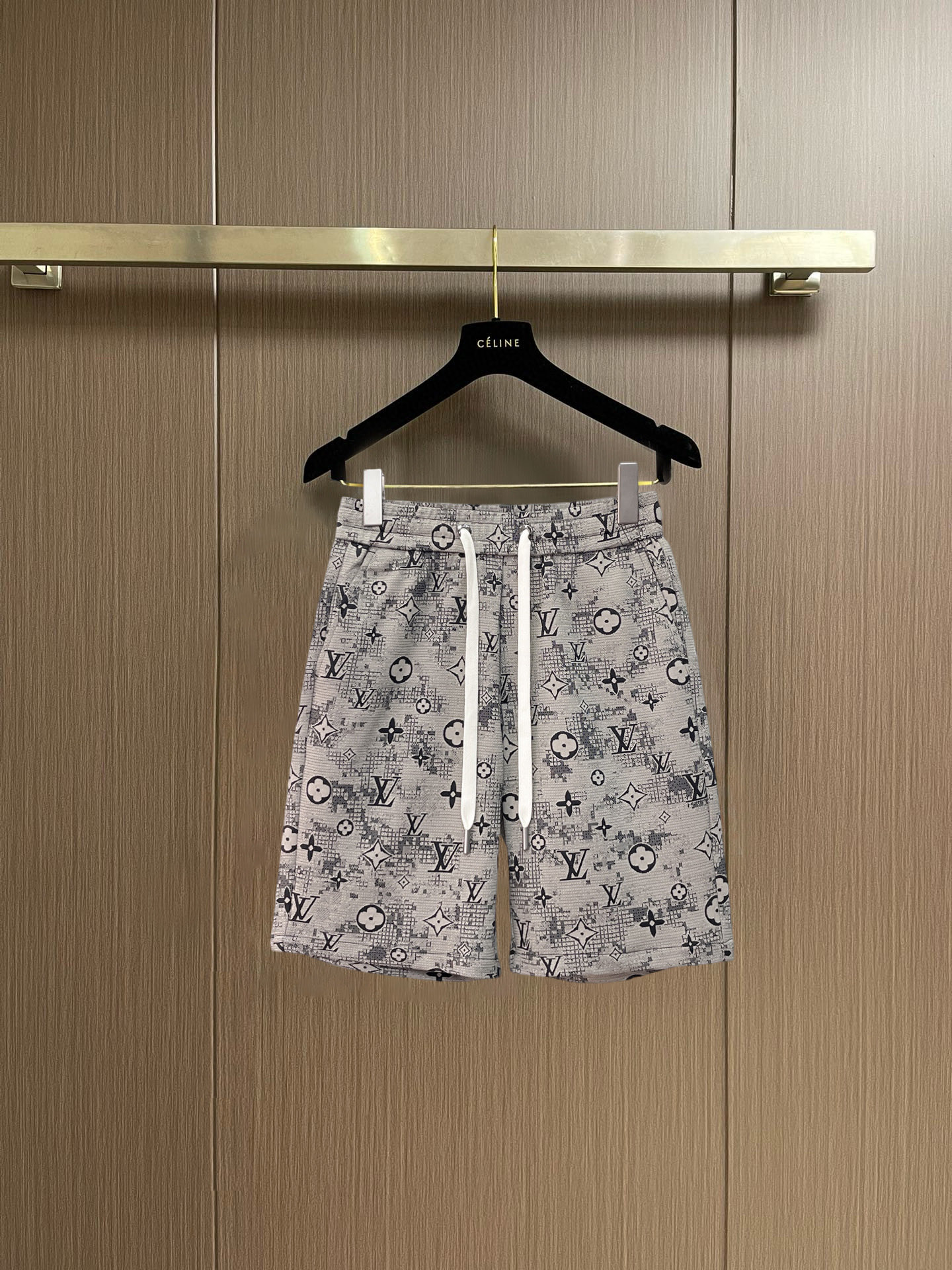 NO:848328,LV 2026 summer new original counter casual shorts, luxury classic brand original LOGO accessories, counter best-selling style, very comfortable to wear, low-key yet luxurious, very classy to wear. Needless to say the trousers style and tailoring, the upper body is exquisite and high-end, first-class and top-quality materials. Really palace-level casual pants. The cotton of Turkey is selected for its outstanding quality. After heavy washing, the pants are very soft!  Don't be picky. The upper body is absolutely stylish and extremely luxurious. Please quote your height and weight when ordering sizes M-3XL.,,louis vuitton,shorts,19860909LV 2026夏季新款原单专柜休闲短裤,奢华经典品牌原版LOGO配饰 专柜热销款 身穿着非常舒适 低调不失奢华 穿出去非常有档次 裤型款式和裁剪亦无需多言 上身精致跃然高档一等一顶级质料 真正殿堂级的休闲裤 选用土耳其的棉花品质卓然,经过重水洗使得裤子很柔软！不挑人 上身绝对的有型 极度奢华. 尺码M-3XL下单报身高体重.,,louis vuitton,shorts,,Men's clothing