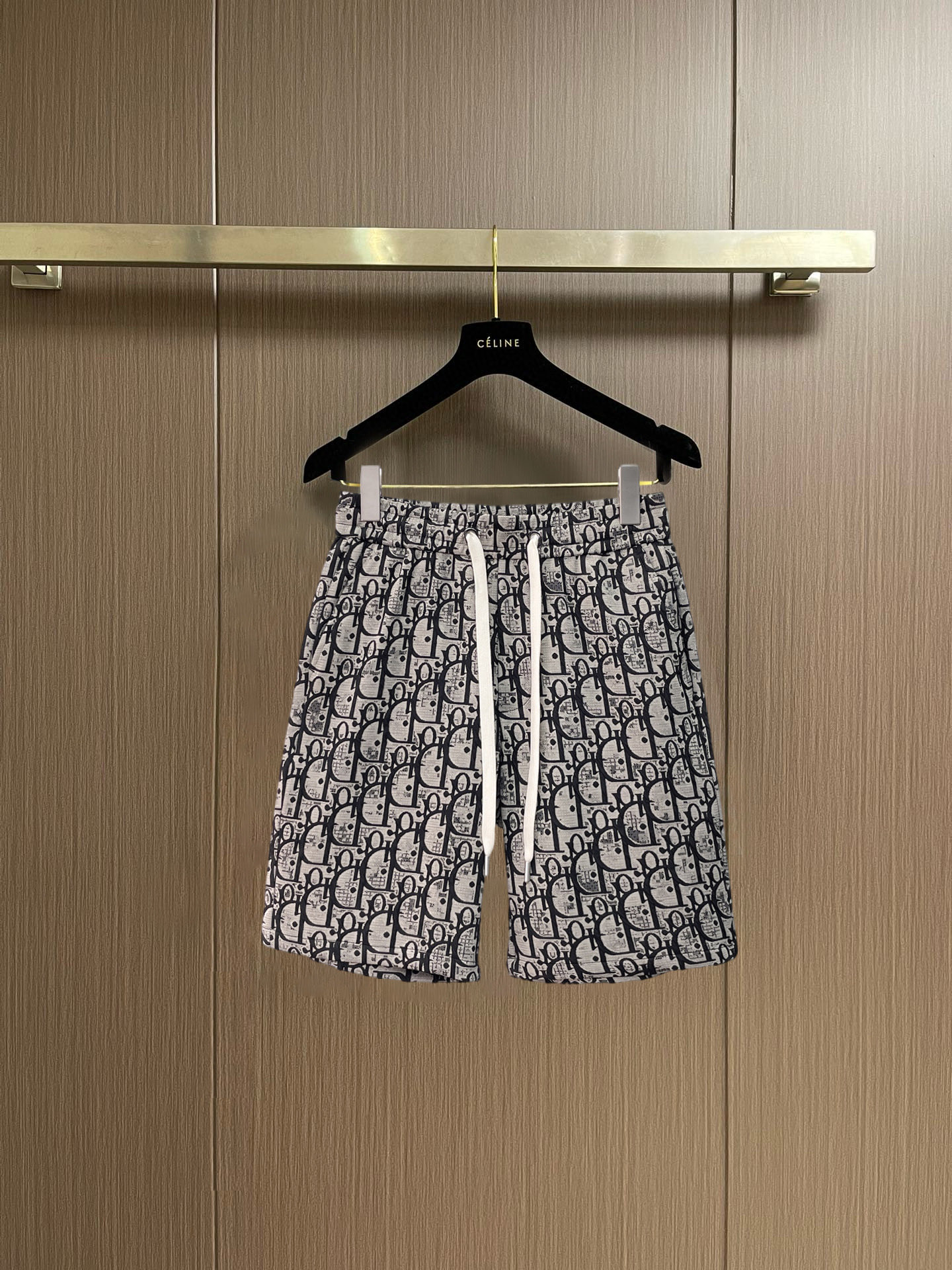 NO:848331,Dior's new 2026 summer original counter casual shorts, luxury classic brand original LOGO accessories, counter best-selling style, very comfortable to wear, low-key yet luxurious, very classy to wear. Needless to say the trousers style and tailoring, the upper body is exquisite and high-end, first-class and top-quality materials. Really palace-level casual pants. The cotton of Turkey is selected for its outstanding quality. After heavy washing, the pants are very soft!  Don't be picky. The upper body is absolutely stylish and extremely luxurious. Please state your height and weight when placing an order for sizes M-3XL.,,dior,shorts,19860909迪奥 2026夏季新款原单专柜休闲短裤,奢华经典品牌原版LOGO配饰 专柜热销款 身穿着非常舒适 低调不失奢华 穿出去非常有档次 裤型款式和裁剪亦无需多言 上身精致跃然高档一等一顶级质料 真正殿堂级的休闲裤 选用土耳其的棉花品质卓然,经过重水洗使得裤子很柔软！不挑人 上身绝对的有型 极度奢华. 尺码M-3XL下单报身高体重.,,dior,shorts,,Men's clothing