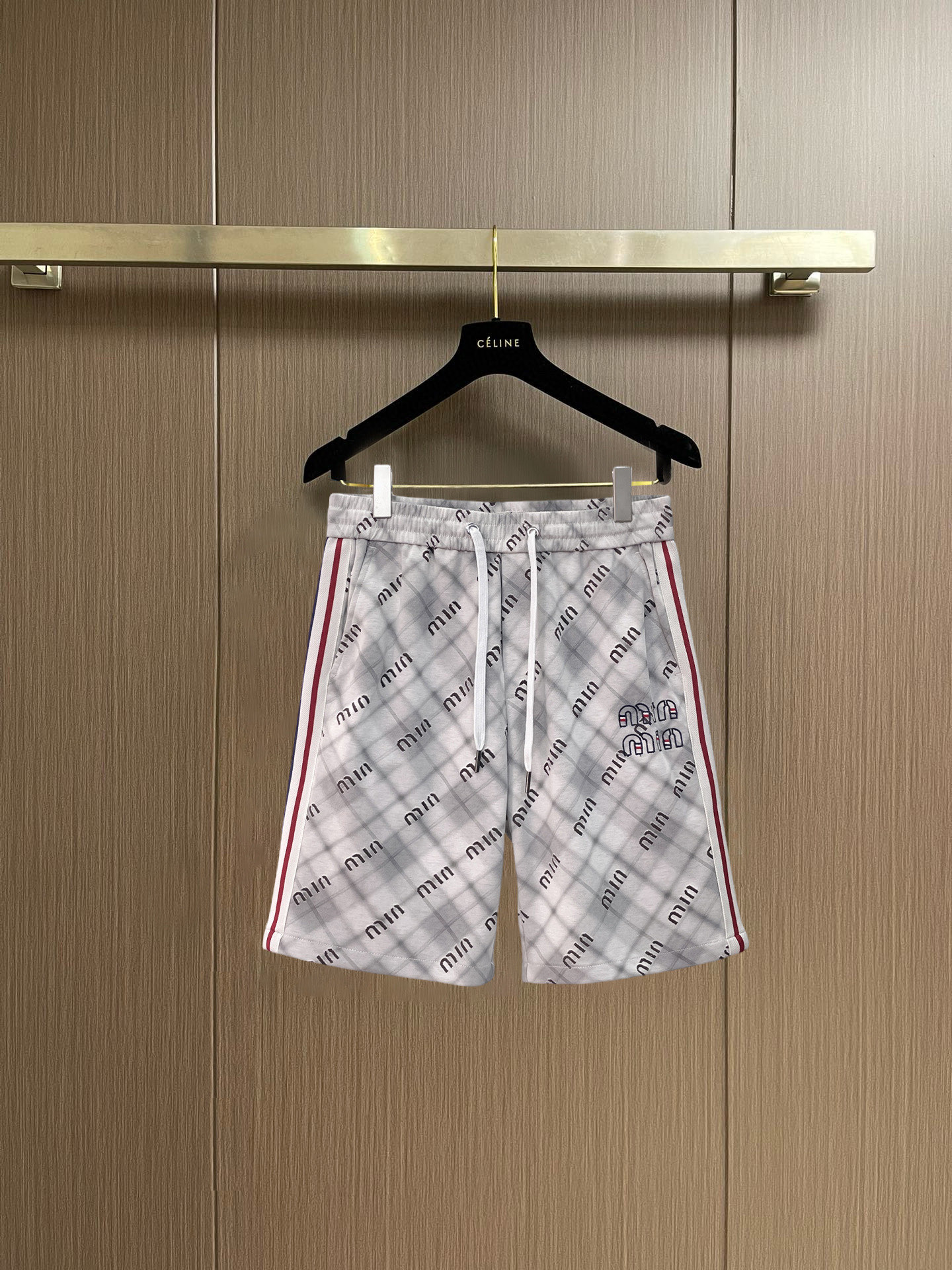 NO:848334,miumiu 2026 summer new original counter casual shorts, luxury classic brand original LOGO accessories, counter best-selling style, very comfortable to wear, low-key yet luxurious, very classy to wear. Needless to say, the style and tailoring of the pants. The upper body is exquisite and high-end, first-class and top-quality materials. Really palace-level casual pants. The cotton of Turkey is of outstanding quality. After heavy washing, the pants are very soft!  Don't be picky, the upper body is absolutely stylish and extremely luxurious. Please quote your height and weight when ordering sizes M-3XL.,,miumiu,shorts,19860909miumiu 2026夏季新款原单专柜休闲短裤,奢华经典品牌原版LOGO配饰 专柜热销款 身穿着非常舒适 低调不失奢华 穿出去非常有档次 裤型款式和裁剪亦无需多言 上身精致跃然高档一等一顶级质料 真正殿堂级的休闲裤 选用土耳其的棉花品质卓然,经过重水洗使得裤子很柔软！不挑人 上身绝对的有型 极度奢华. 尺码M-3XL下单报身高体重.,,miumiu,shorts,,Men's clothing
