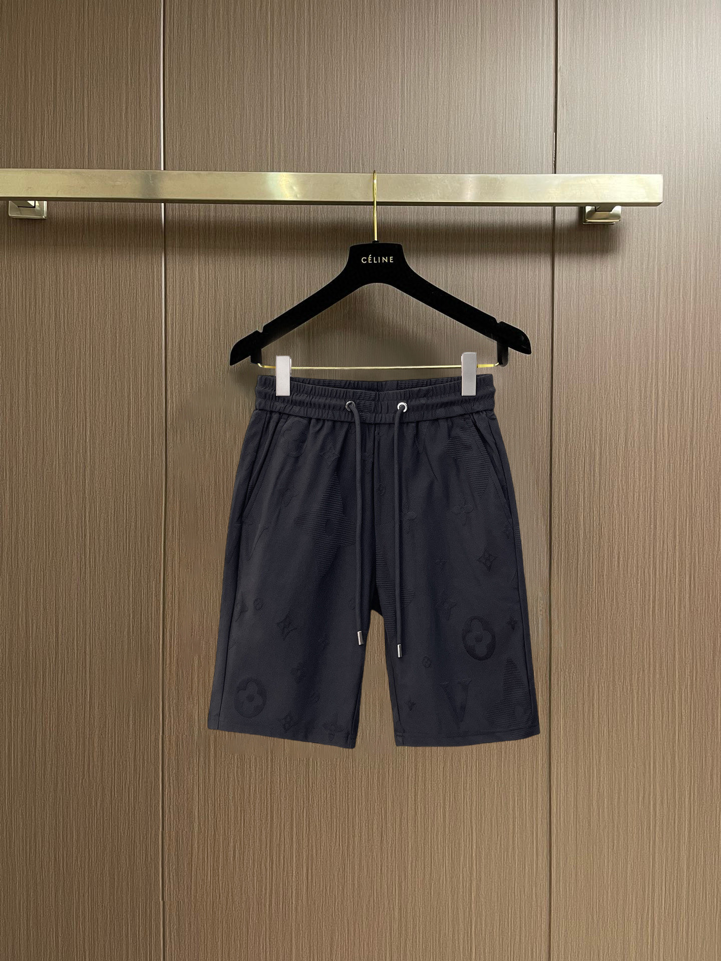 NO:848308,LV 2026 summer new original counter casual shorts, luxury classic brand original LOGO accessories, counter best-selling style, very comfortable to wear, low-key yet luxurious, very classy to wear. Needless to say the trousers style and tailoring, the upper body is exquisite and high-end, first-class and top-quality materials. Really palace-level casual pants. The cotton of Turkey is selected for its outstanding quality. After heavy washing, the pants are very soft!  Don't be picky. The upper body is absolutely stylish and extremely luxurious. Please quote your height and weight when ordering sizes M-3XL.,,louis vuitton,shorts,19860909LV 2026夏季新款原单专柜休闲短裤,奢华经典品牌原版LOGO配饰 专柜热销款 身穿着非常舒适 低调不失奢华 穿出去非常有档次 裤型款式和裁剪亦无需多言 上身精致跃然高档一等一顶级质料 真正殿堂级的休闲裤 选用土耳其的棉花品质卓然,经过重水洗使得裤子很柔软！不挑人 上身绝对的有型 极度奢华. 尺码M-3XL下单报身高体重.,,louis vuitton,shorts,,Men's clothing