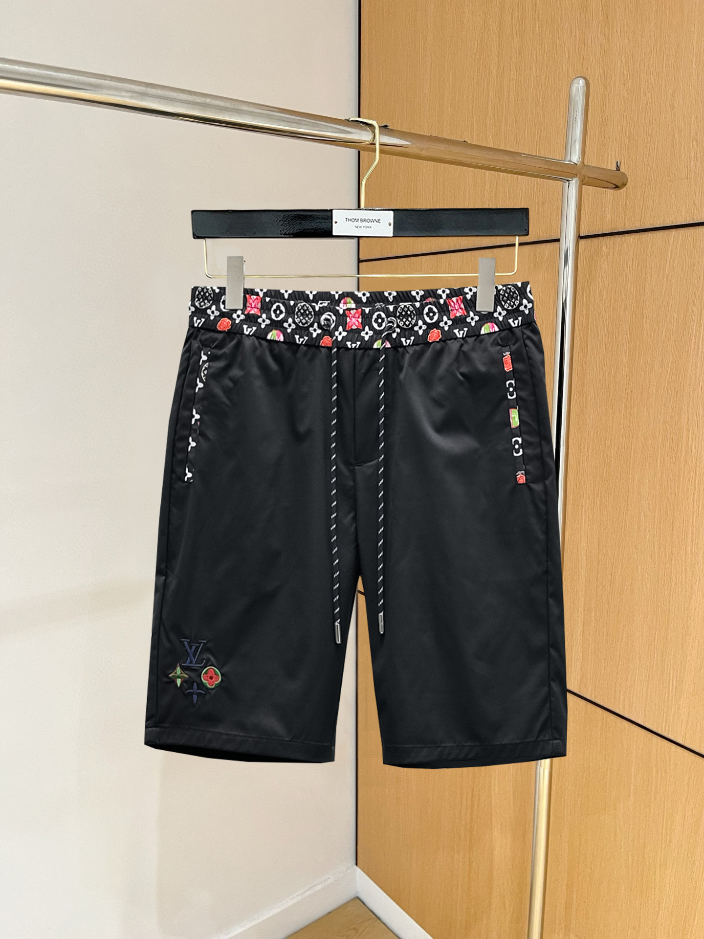 NO:846730,LV 2026 summer new original counter casual shorts, luxury classic brand original LOGO accessories, counter best-selling style, very comfortable to wear, low-key yet luxurious, very classy to wear. Needless to say the trousers style and tailoring, the upper body is exquisite and high-end, first-class and top-quality materials. Really palace-level casual pants. The cotton of Turkey is selected for its outstanding quality. After heavy washing, the pants are very soft!  Don't be picky. The upper body is absolutely stylish and extremely luxurious. Please quote your height and weight when ordering sizes M-3XL.,,louis vuitton,shorts,19860909LV 2026夏季新款原单专柜休闲短裤,奢华经典品牌原版LOGO配饰 专柜热销款 身穿着非常舒适 低调不失奢华 穿出去非常有档次 裤型款式和裁剪亦无需多言 上身精致跃然高档一等一顶级质料 真正殿堂级的休闲裤 选用土耳其的棉花品质卓然,经过重水洗使得裤子很柔软！不挑人 上身绝对的有型 极度奢华. 尺码M-3XL下单报身高体重.,,louis vuitton,shorts,,Men's clothing