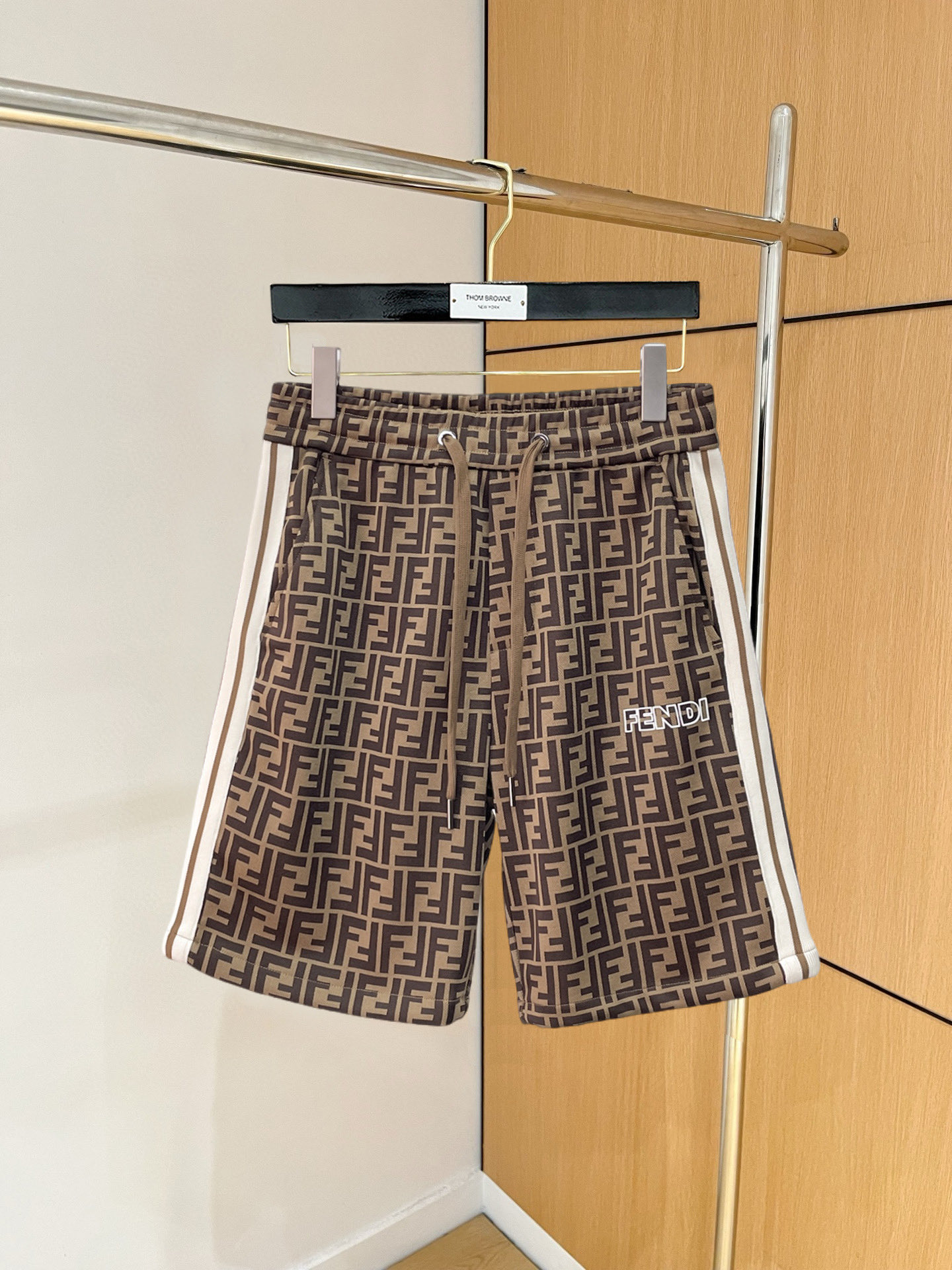 NO:846732,Fendi 2026 summer new original counter casual shorts, luxury classic brand original LOGO accessories, counter best-selling style, very comfortable to wear, low-key yet luxurious, very classy to wear. Needless to say the trousers style and tailoring, the upper body is exquisite and high-end, first-class and top-quality materials. Really palace-level casual pants. The cotton of Turkey is selected for its outstanding quality. After heavy washing, the pants are very soft!  Don't be picky, the upper body is absolutely stylish and extremely luxurious. Please quote your height and weight when ordering sizes M-3XL.,,fendi,shorts,19860909芬迪 2026夏季新款原单专柜休闲短裤,奢华经典品牌原版LOGO配饰 专柜热销款 身穿着非常舒适 低调不失奢华 穿出去非常有档次 裤型款式和裁剪亦无需多言 上身精致跃然高档一等一顶级质料 真正殿堂级的休闲裤 选用土耳其的棉花品质卓然,经过重水洗使得裤子很柔软！不挑人 上身绝对的有型 极度奢华. 尺码M-3XL下单报身高体重.,,fendi,shorts,,Men's clothing