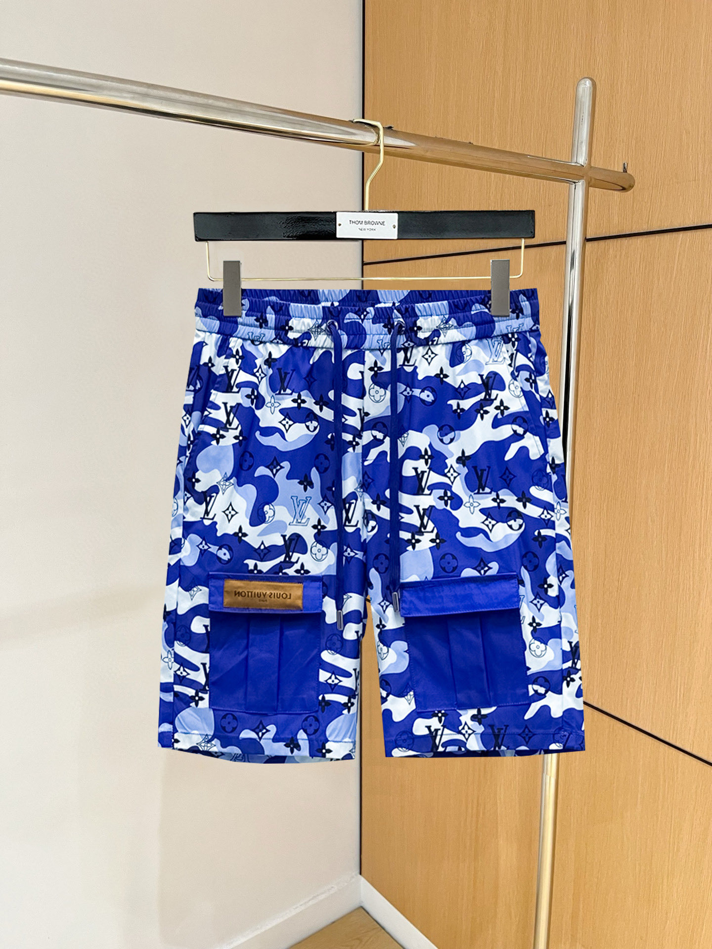 NO:846733,LV 2026 summer new original counter casual shorts, luxury classic brand original LOGO accessories, counter best-selling style, very comfortable to wear, low-key yet luxurious, very classy to wear. Needless to say the trousers style and tailoring, the upper body is exquisite and high-end, first-class and top-quality materials. Really palace-level casual pants. The cotton of Turkey is selected for its outstanding quality. After heavy washing, the pants are very soft!  Don't be picky. The upper body is absolutely stylish and extremely luxurious. Please quote your height and weight when ordering sizes M-3XL.,,louis vuitton,shorts,19860909LV 2026夏季新款原单专柜休闲短裤,奢华经典品牌原版LOGO配饰 专柜热销款 身穿着非常舒适 低调不失奢华 穿出去非常有档次 裤型款式和裁剪亦无需多言 上身精致跃然高档一等一顶级质料 真正殿堂级的休闲裤 选用土耳其的棉花品质卓然,经过重水洗使得裤子很柔软！不挑人 上身绝对的有型 极度奢华. 尺码M-3XL下单报身高体重.,,louis vuitton,shorts,,Men's clothing