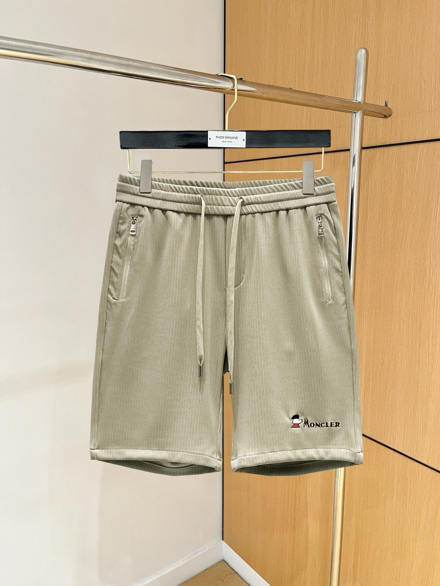 NO:846735,Mengkou 2026 summer new original counter casual shorts, luxury classic brand original LOGO accessories, counter best-selling style, very comfortable to wear, low-key yet luxurious, very classy to wear. Needless to say the trousers style and tailoring, the upper body is exquisite and high-end, first-class and top-quality materials. Really palace-level casual pants. The cotton of Turkey is selected for its outstanding quality. After heavy washing, the pants are very soft!  Don't be picky. The upper body is absolutely stylish and extremely luxurious. Please state your height and weight when ordering sizes M-3XL.,,Moncler,shorts,19860909蒙口 2026夏季新款原单专柜休闲短裤,奢华经典品牌原版LOGO配饰 专柜热销款 身穿着非常舒适 低调不失奢华 穿出去非常有档次 裤型款式和裁剪亦无需多言 上身精致跃然高档一等一顶级质料 真正殿堂级的休闲裤 选用土耳其的棉花品质卓然,经过重水洗使得裤子很柔软！不挑人 上身绝对的有型 极度奢华. 尺码M-3XL下单报身高体重.,,Moncler,shorts,,Men's clothing
