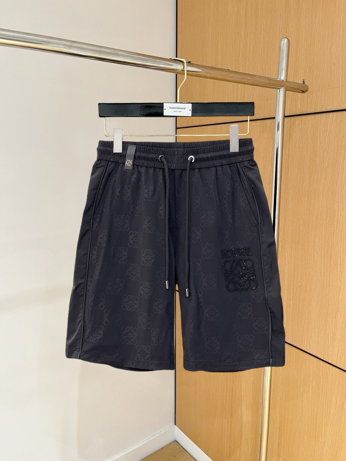 NO:846759,Loewe's 2026 summer new original counter casual shorts, luxury classic brand original LOGO accessories, counter best-selling model. Very comfortable to wear, low-key yet luxurious, very classy to wear. Needless to say the trousers style and tailoring. The upper body is exquisite and high-end, first-class and top-quality materials. Really palace-level casual pants. The cotton of Turkey is selected for its outstanding quality. After heavy washing, the pants are very soft!  Don't be picky, the upper body is absolutely stylish and extremely luxurious. Please quote your height and weight when ordering sizes M-3XL.,,loewe,shorts,19860909罗意威 2026夏季新款原单专柜休闲短裤,奢华经典品牌原版LOGO配饰 专柜热销款 身穿着非常舒适 低调不失奢华 穿出去非常有档次 裤型款式和裁剪亦无需多言 上身精致跃然高档一等一顶级质料 真正殿堂级的休闲裤 选用土耳其的棉花品质卓然,经过重水洗使得裤子很柔软！不挑人 上身绝对的有型 极度奢华. 尺码M-3XL下单报身高体重.,,loewe,shorts,,Men's clothing