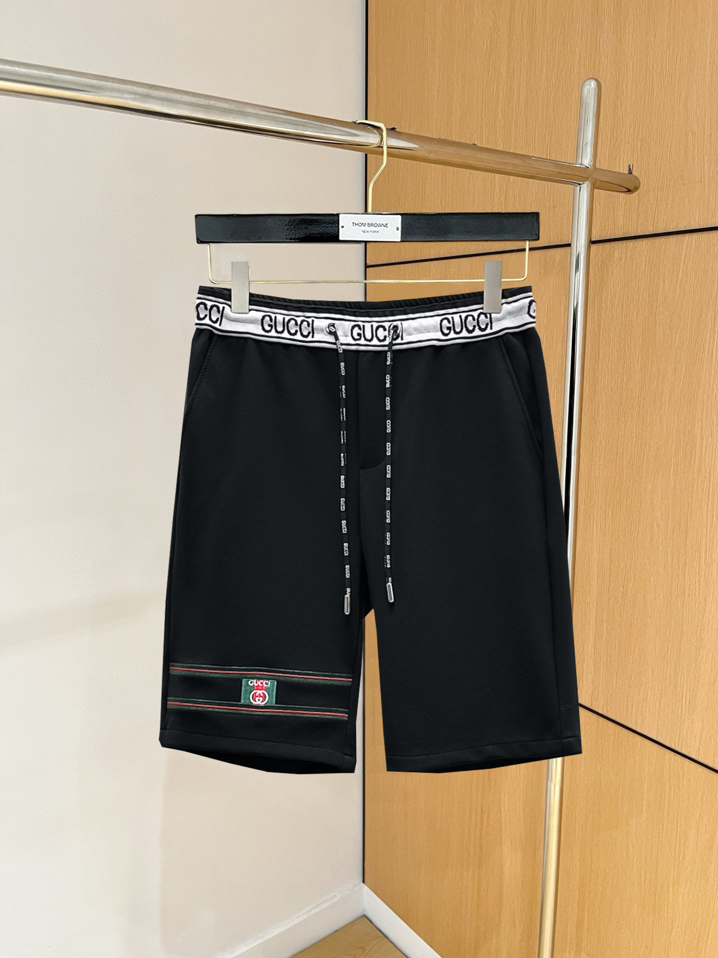 NO:846749,Gucci 2026 summer new original counter casual shorts, luxury classic brand original LOGO accessories, counter best-selling style. Very comfortable to wear, low-key yet luxurious, very classy to wear. Needless to say the trousers style and tailoring. The upper body is exquisite and high-end, first-class and top-quality materials. Really palace-level casual pants. The cotton of Turkey is selected for its outstanding quality. After heavy washing, the pants are very soft!  Don't be picky. The upper body is absolutely stylish and extremely luxurious. Please state your height and weight when placing an order for sizes M-3XL.,,shorts,19860909古奇 2026夏季新款原单专柜休闲短裤,奢华经典品牌原版LOGO配饰 专柜热销款 身穿着非常舒适 低调不失奢华 穿出去非常有档次 裤型款式和裁剪亦无需多言 上身精致跃然高档一等一顶级质料 真正殿堂级的休闲裤 选用土耳其的棉花品质卓然,经过重水洗使得裤子很柔软！不挑人 上身绝对的有型 极度奢华. 尺码M-3XL下单报身高体重.,,shorts,,Men's clothing