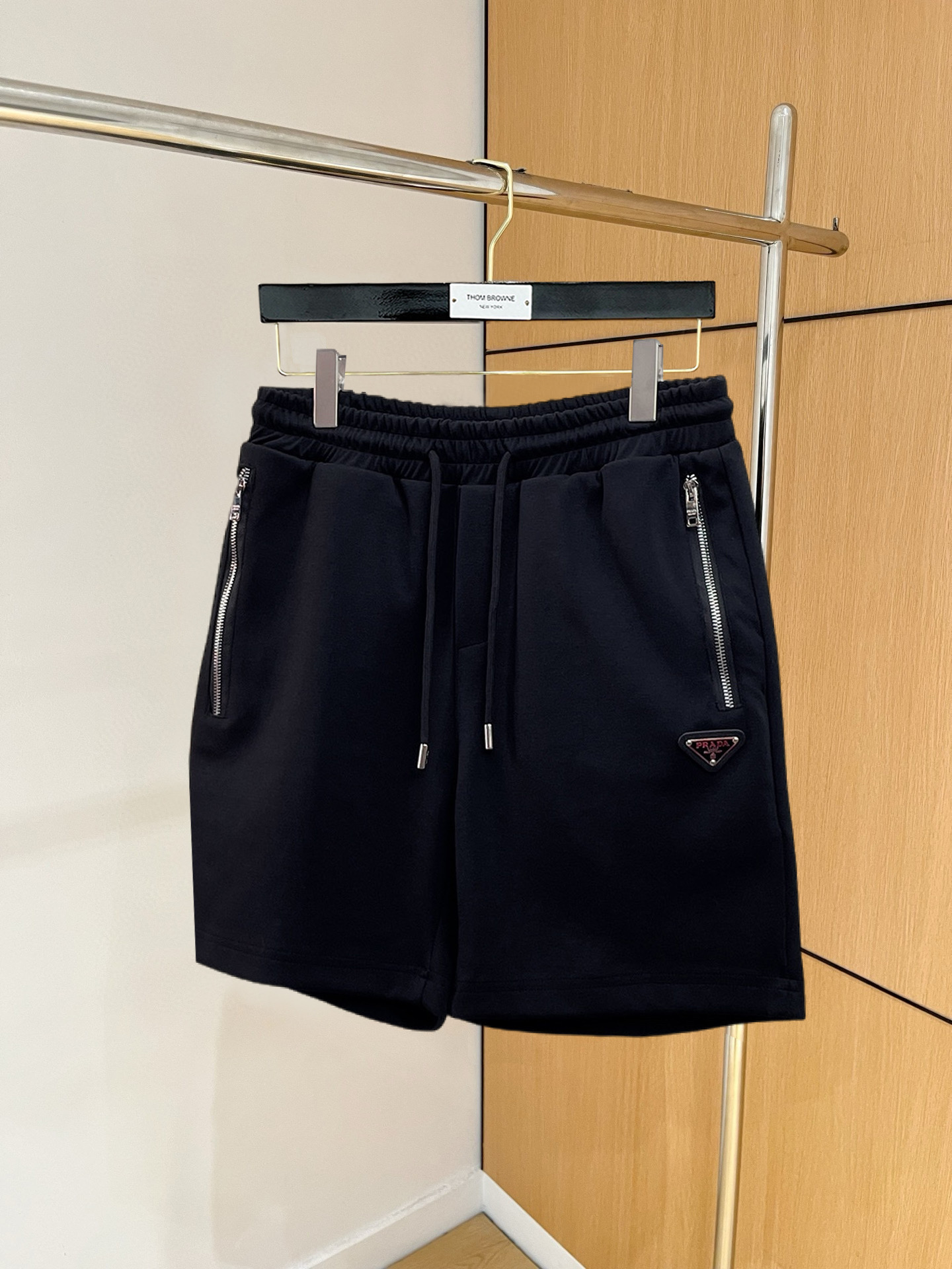 NO:846754,Prada 2026 new summer original counter casual shorts, luxury classic brand original LOGO accessories, counter best-selling model. Very comfortable to wear, low-key yet luxurious, very classy to wear. Needless to say the trousers style and cut. The upper body is exquisite and high-end, first-class and top-quality materials. Really palace-level casual pants. The cotton of Turkey is selected for its outstanding quality. After heavy washing, the pants are very soft!  Don't be picky. The upper body is absolutely stylish and extremely luxurious. Please quote your height and weight when ordering sizes M-3XL.,,prada,shorts,19860909普拉达 2026夏季新款原单专柜休闲短裤,奢华经典品牌原版LOGO配饰 专柜热销款 身穿着非常舒适 低调不失奢华 穿出去非常有档次 裤型款式和裁剪亦无需多言 上身精致跃然高档一等一顶级质料 真正殿堂级的休闲裤 选用土耳其的棉花品质卓然,经过重水洗使得裤子很柔软！不挑人 上身绝对的有型 极度奢华. 尺码M-3XL下单报身高体重.,,prada,shorts,,Men's clothing