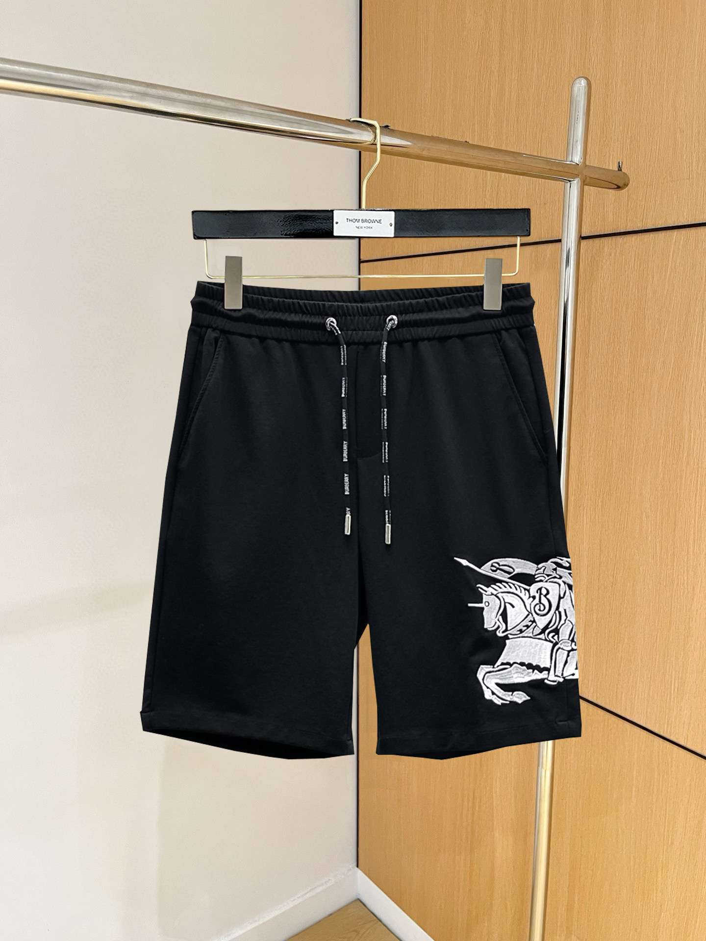 NO:846738,Burberry 2026 summer new original counter casual shorts, luxury classic brand original LOGO accessories, counter best-selling model. Very comfortable to wear, low-key yet luxurious, very classy to wear. Needless to say the trousers style and tailoring. The upper body is exquisite and high-end, first-class and top-quality materials. Really palace-level casual pants. The cotton of Turkey is selected for its outstanding quality. After heavy washing, the pants are very soft!  Don't be picky. The upper body is absolutely stylish and extremely luxurious. Please quote your height and weight when ordering sizes M-3XL.,,burberry,shorts,19860909巴宝莉 2026夏季新款原单专柜休闲短裤,奢华经典品牌原版LOGO配饰 专柜热销款 身穿着非常舒适 低调不失奢华 穿出去非常有档次 裤型款式和裁剪亦无需多言 上身精致跃然高档一等一顶级质料 真正殿堂级的休闲裤 选用土耳其的棉花品质卓然,经过重水洗使得裤子很柔软！不挑人 上身绝对的有型 极度奢华. 尺码M-3XL下单报身高体重.,,burberry,shorts,,Men's clothing