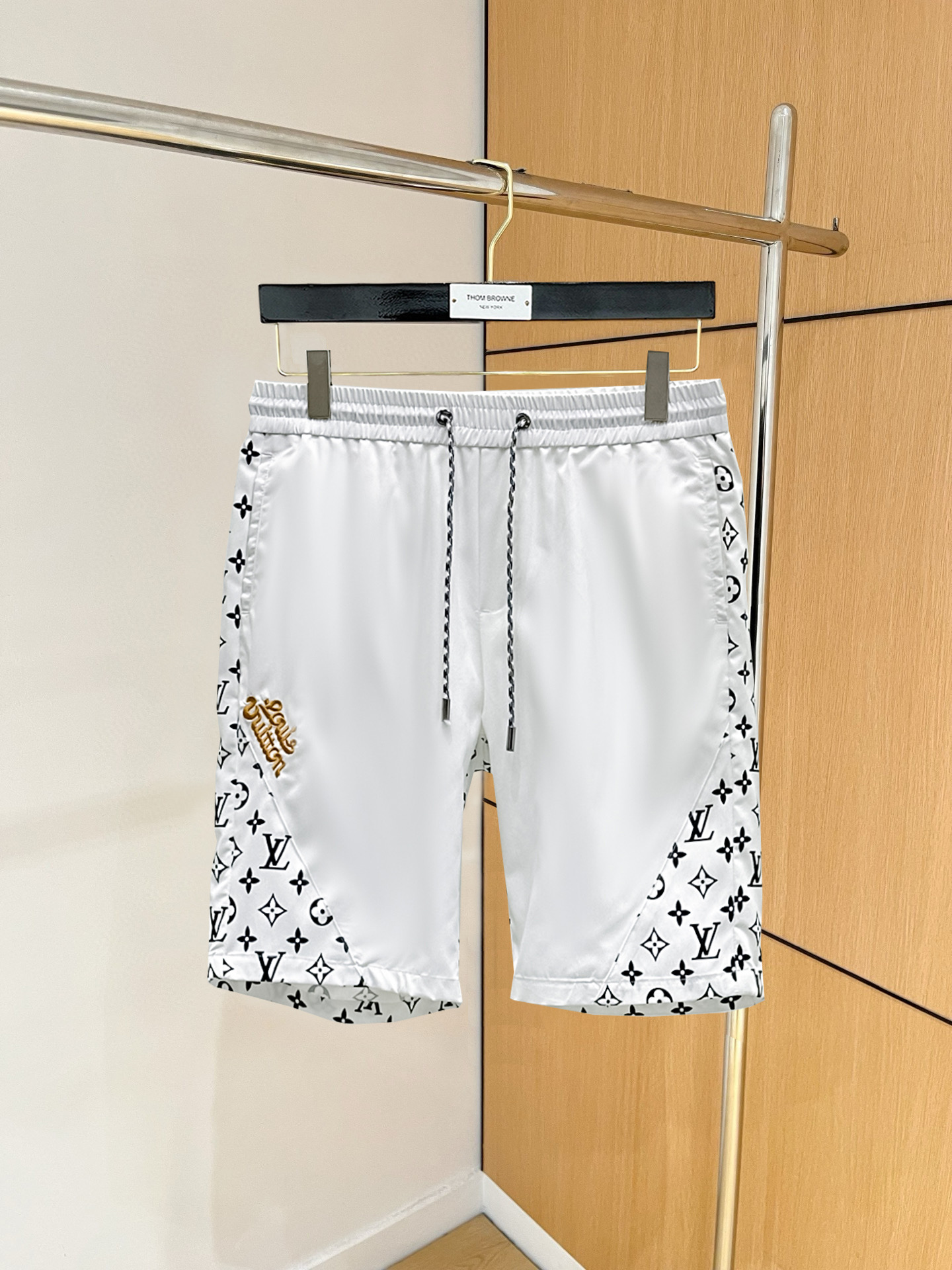 NO:846746,LV 2026 summer new original counter casual shorts, luxury classic brand original LOGO accessories, counter best-selling style, very comfortable to wear, low-key yet luxurious, very classy to wear. Needless to say the trousers style and tailoring, the upper body is exquisite and high-end, first-class and top-quality materials. Really palace-level casual pants. The cotton of Turkey is selected for its outstanding quality. After heavy washing, the pants are very soft!  Don't be picky. The upper body is absolutely stylish and extremely luxurious. Please quote your height and weight when ordering sizes M-3XL.,,louis vuitton,shorts,19860909LV 2026夏季新款原单专柜休闲短裤,奢华经典品牌原版LOGO配饰 专柜热销款 身穿着非常舒适 低调不失奢华 穿出去非常有档次 裤型款式和裁剪亦无需多言 上身精致跃然高档一等一顶级质料 真正殿堂级的休闲裤 选用土耳其的棉花品质卓然,经过重水洗使得裤子很柔软！不挑人 上身绝对的有型 极度奢华. 尺码M-3XL下单报身高体重.,,louis vuitton,shorts,,Men's clothing