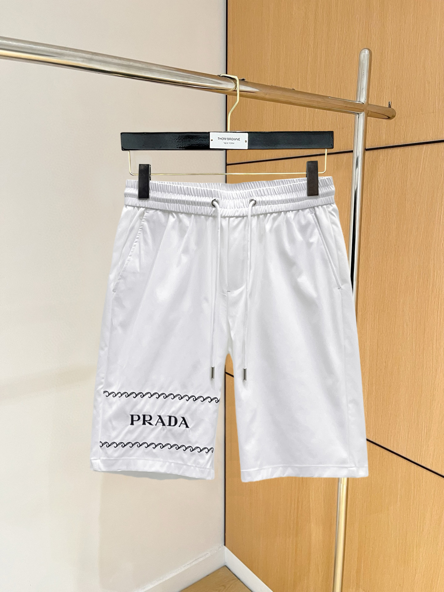 NO:846741,Prada 2026 new summer original counter casual shorts, luxury classic brand original LOGO accessories, counter best-selling model. Very comfortable to wear, low-key yet luxurious, very classy to wear. Needless to say the trousers style and cut. The upper body is exquisite and high-end, first-class and top-quality materials. Really palace-level casual pants. The cotton of Turkey is selected for its outstanding quality. After heavy washing, the pants are very soft!  Don't be picky. The upper body is absolutely stylish and extremely luxurious. Please quote your height and weight when ordering sizes M-3XL.,,prada,shorts,19860909普拉达 2026夏季新款原单专柜休闲短裤,奢华经典品牌原版LOGO配饰 专柜热销款 身穿着非常舒适 低调不失奢华 穿出去非常有档次 裤型款式和裁剪亦无需多言 上身精致跃然高档一等一顶级质料 真正殿堂级的休闲裤 选用土耳其的棉花品质卓然,经过重水洗使得裤子很柔软！不挑人 上身绝对的有型 极度奢华. 尺码M-3XL下单报身高体重.,,prada,shorts,,Men's clothing