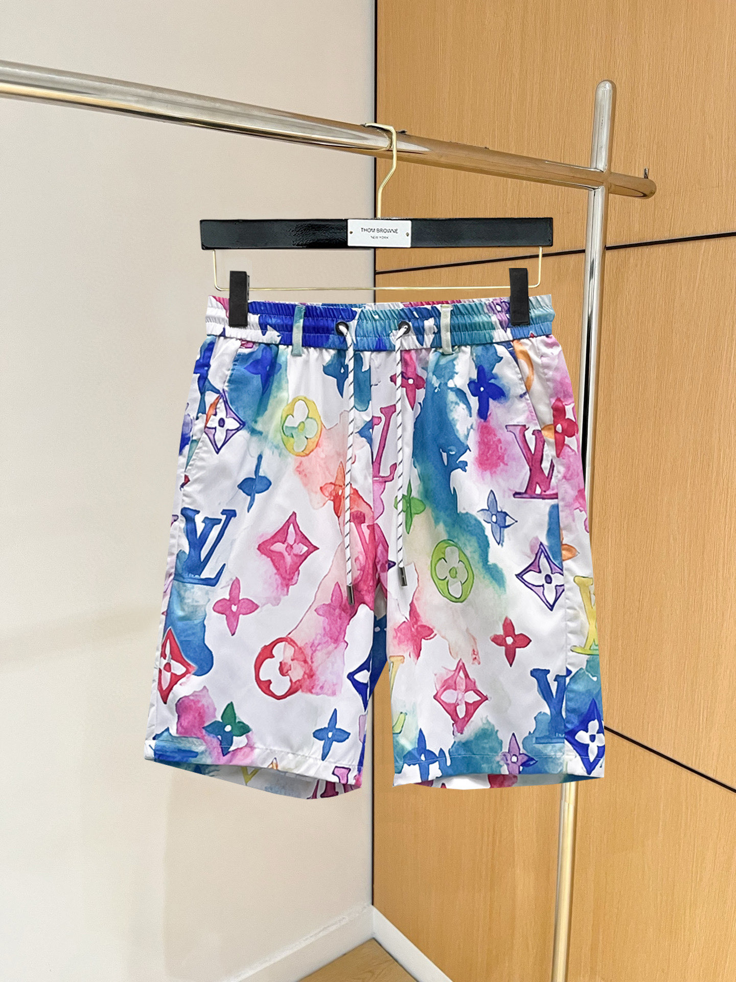 NO:846739,LV 2026 summer new original counter casual shorts, luxury classic brand original LOGO accessories, counter best-selling style, very comfortable to wear, low-key yet luxurious, very classy to wear. Needless to say the trousers style and tailoring, the upper body is exquisite and high-end, first-class and top-quality materials. Really palace-level casual pants. The cotton of Turkey is selected for its outstanding quality. After heavy washing, the pants are very soft!  Don't be picky. The upper body is absolutely stylish and extremely luxurious. Please quote your height and weight when ordering sizes M-3XL.,,louis vuitton,shorts,19860909LV 2026夏季新款原单专柜休闲短裤,奢华经典品牌原版LOGO配饰 专柜热销款 身穿着非常舒适 低调不失奢华 穿出去非常有档次 裤型款式和裁剪亦无需多言 上身精致跃然高档一等一顶级质料 真正殿堂级的休闲裤 选用土耳其的棉花品质卓然,经过重水洗使得裤子很柔软！不挑人 上身绝对的有型 极度奢华. 尺码M-3XL下单报身高体重.,,louis vuitton,shorts,,Men's clothing