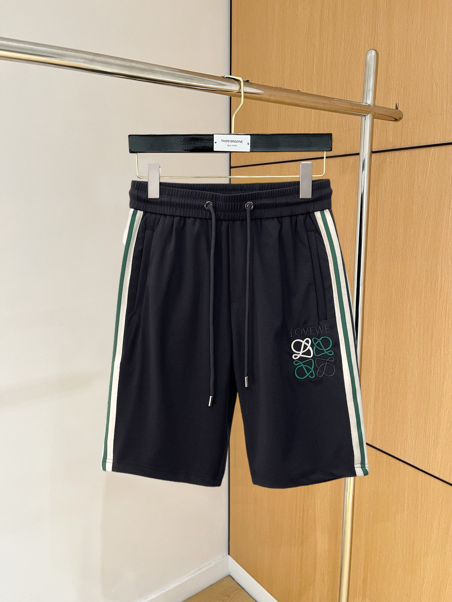 NO:846743,Loewe's 2026 summer new original counter casual shorts, luxury classic brand original LOGO accessories, counter best-selling model. Very comfortable to wear, low-key yet luxurious, very classy to wear. Needless to say the trousers style and tailoring. The upper body is exquisite and high-end, first-class and top-quality materials. Really palace-level casual pants. The cotton of Turkey is selected for its outstanding quality. After heavy washing, the pants are very soft!  Don't be picky, the upper body is absolutely stylish and extremely luxurious. Please quote your height and weight when ordering sizes M-3XL.,,loewe,shorts,19860909罗意威 2026夏季新款原单专柜休闲短裤,奢华经典品牌原版LOGO配饰 专柜热销款 身穿着非常舒适 低调不失奢华 穿出去非常有档次 裤型款式和裁剪亦无需多言 上身精致跃然高档一等一顶级质料 真正殿堂级的休闲裤 选用土耳其的棉花品质卓然,经过重水洗使得裤子很柔软！不挑人 上身绝对的有型 极度奢华. 尺码M-3XL下单报身高体重.,,loewe,shorts,,Men's clothing