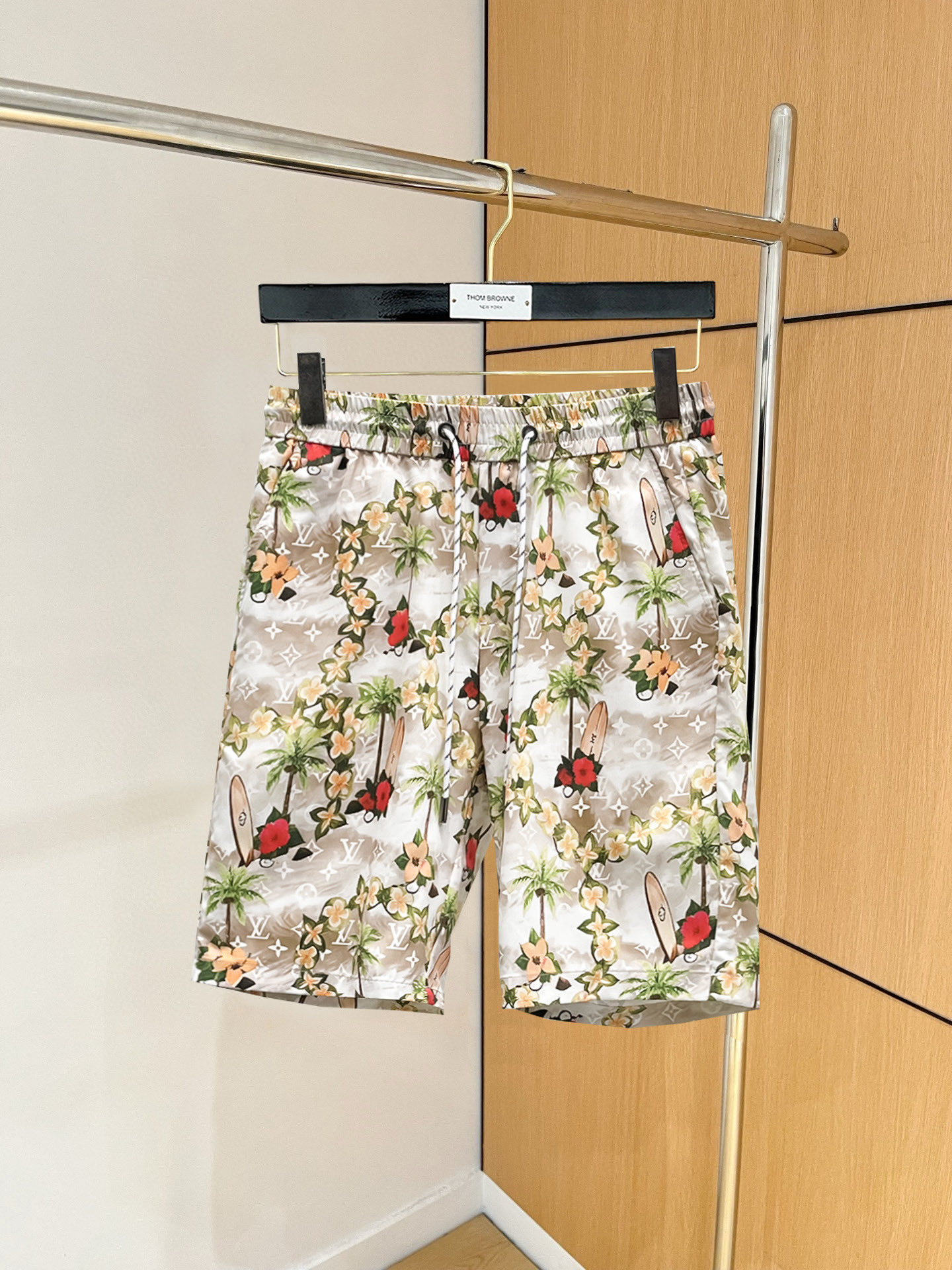 NO:846752,LV 2026 summer new original counter casual shorts, luxury classic brand original LOGO accessories, counter best-selling style, very comfortable to wear, low-key yet luxurious, very classy to wear. Needless to say the trousers style and tailoring, the upper body is exquisite and high-end, first-class and top-quality materials. Really palace-level casual pants. The cotton of Turkey is selected for its outstanding quality. After heavy washing, the pants are very soft!  Don't be picky. The upper body is absolutely stylish and extremely luxurious. Please quote your height and weight when ordering sizes M-3XL.,,louis vuitton,shorts,19860909LV 2026夏季新款原单专柜休闲短裤,奢华经典品牌原版LOGO配饰 专柜热销款 身穿着非常舒适 低调不失奢华 穿出去非常有档次 裤型款式和裁剪亦无需多言 上身精致跃然高档一等一顶级质料 真正殿堂级的休闲裤 选用土耳其的棉花品质卓然,经过重水洗使得裤子很柔软！不挑人 上身绝对的有型 极度奢华. 尺码M-3XL下单报身高体重.,,louis vuitton,shorts,,Men's clothing