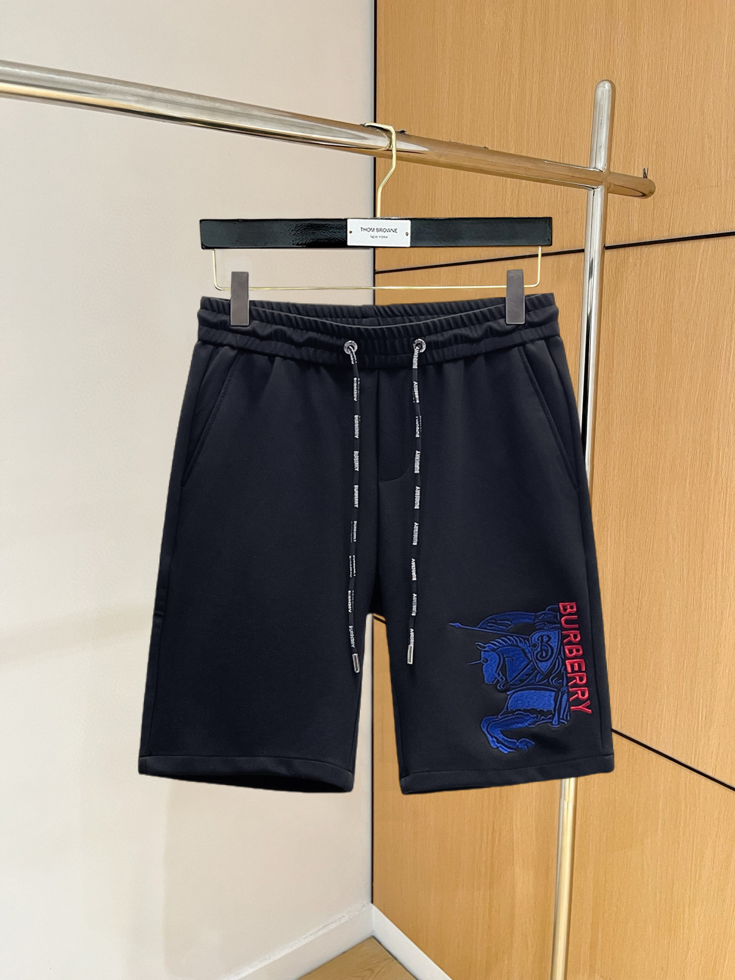 NO:846755,Burberry 2026 summer new original counter casual shorts, luxury classic brand original LOGO accessories, counter best-selling model. Very comfortable to wear, low-key yet luxurious, very classy to wear. Needless to say the trousers style and tailoring. The upper body is exquisite and high-end, first-class and top-quality materials. Really palace-level casual pants. The cotton of Turkey is selected for its outstanding quality. After heavy washing, the pants are very soft!  Don't be picky. The upper body is absolutely stylish and extremely luxurious. Please quote your height and weight when ordering sizes M-3XL.,,burberry,shorts,19860909巴宝莉 2026夏季新款原单专柜休闲短裤,奢华经典品牌原版LOGO配饰 专柜热销款 身穿着非常舒适 低调不失奢华 穿出去非常有档次 裤型款式和裁剪亦无需多言 上身精致跃然高档一等一顶级质料 真正殿堂级的休闲裤 选用土耳其的棉花品质卓然,经过重水洗使得裤子很柔软！不挑人 上身绝对的有型 极度奢华. 尺码M-3XL下单报身高体重.,,burberry,shorts,,Men's clothing