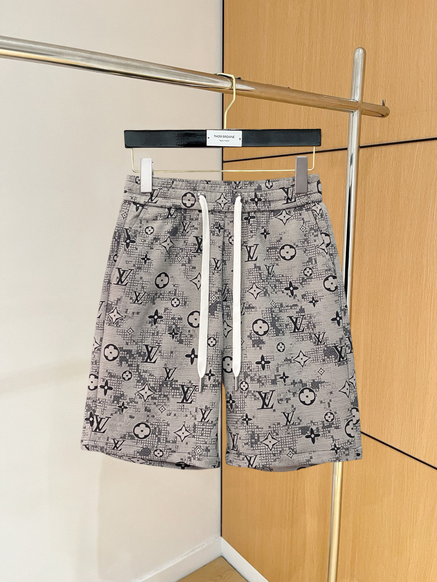 NO:846758,LV 2026 summer new original counter casual shorts, luxury classic brand original LOGO accessories, counter best-selling style, very comfortable to wear, low-key yet luxurious, very classy to wear. Needless to say the trousers style and tailoring, the upper body is exquisite and high-end, first-class and top-quality materials. Really palace-level casual pants. The cotton of Turkey is selected for its outstanding quality. After heavy washing, the pants are very soft!  Don't be picky. The upper body is absolutely stylish and extremely luxurious. Please quote your height and weight when ordering sizes M-3XL.,,louis vuitton,shorts,19860909LV 2026夏季新款原单专柜休闲短裤,奢华经典品牌原版LOGO配饰 专柜热销款 身穿着非常舒适 低调不失奢华 穿出去非常有档次 裤型款式和裁剪亦无需多言 上身精致跃然高档一等一顶级质料 真正殿堂级的休闲裤 选用土耳其的棉花品质卓然,经过重水洗使得裤子很柔软！不挑人 上身绝对的有型 极度奢华. 尺码M-3XL下单报身高体重.,,louis vuitton,shorts,,Men's clothing