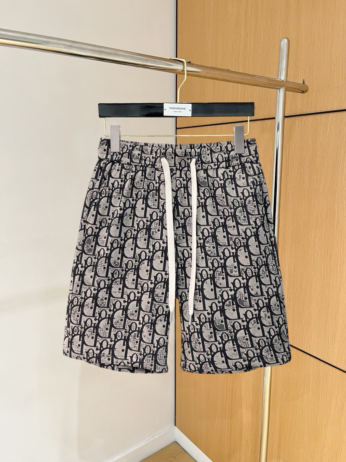 NO:846761,Dior's new 2026 summer original counter casual shorts, luxury classic brand original LOGO accessories, counter best-selling style, very comfortable to wear, low-key yet luxurious, very classy to wear. Needless to say the trousers style and tailoring, the upper body is exquisite and high-end, first-class and top-quality materials. Really palace-level casual pants. The cotton of Turkey is selected for its outstanding quality. After heavy washing, the pants are very soft!  Don't be picky. The upper body is absolutely stylish and extremely luxurious. Please state your height and weight when placing an order for sizes M-3XL.,,dior,shorts,19860909迪奥 2026夏季新款原单专柜休闲短裤,奢华经典品牌原版LOGO配饰 专柜热销款 身穿着非常舒适 低调不失奢华 穿出去非常有档次 裤型款式和裁剪亦无需多言 上身精致跃然高档一等一顶级质料 真正殿堂级的休闲裤 选用土耳其的棉花品质卓然,经过重水洗使得裤子很柔软！不挑人 上身绝对的有型 极度奢华. 尺码M-3XL下单报身高体重.,,dior,shorts,,Men's clothing