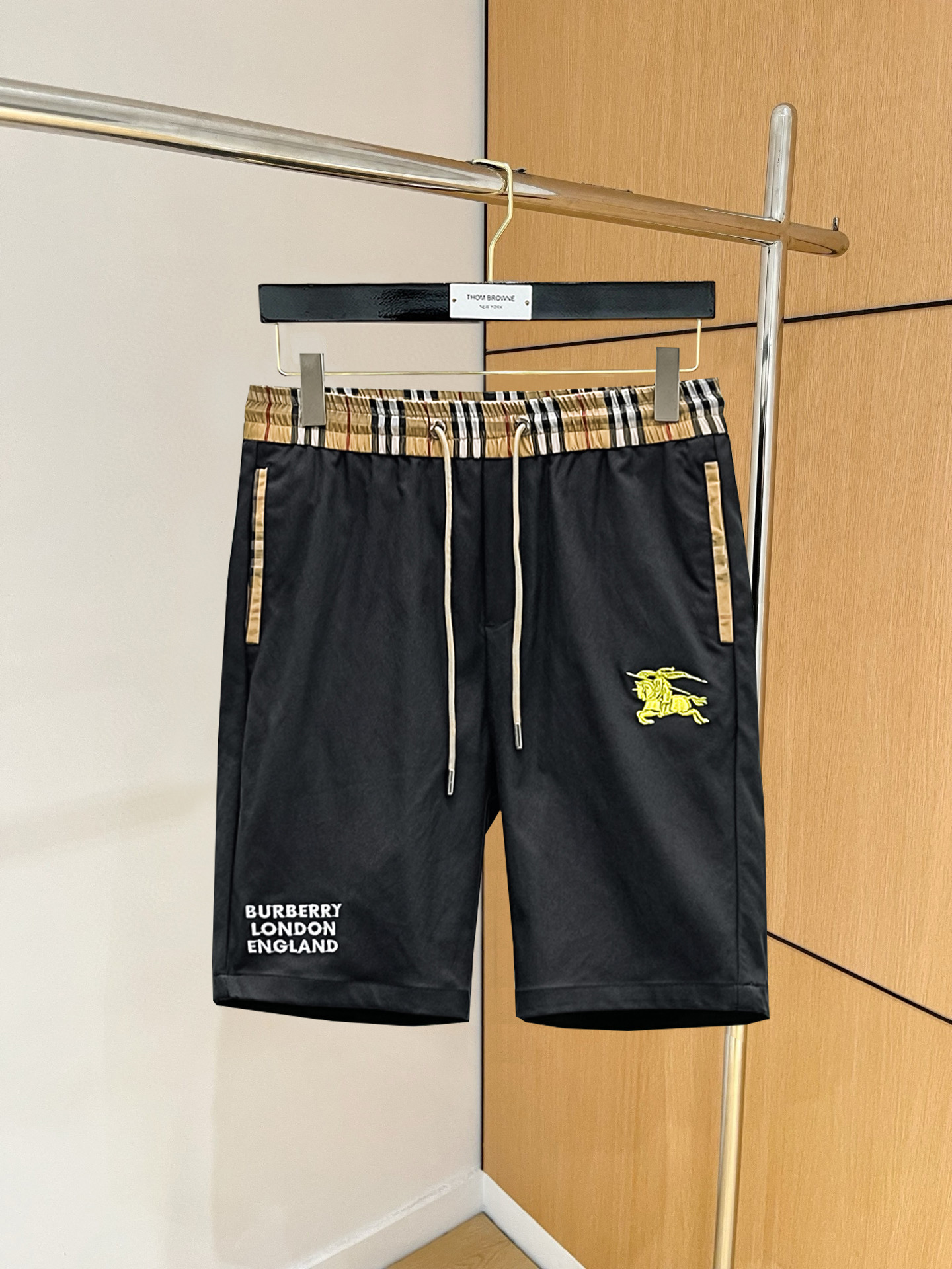 NO:846763,Burberry 2026 summer new original counter casual shorts, luxury classic brand original LOGO accessories, counter best-selling model. Very comfortable to wear, low-key yet luxurious, very classy to wear. Needless to say the trousers style and tailoring. The upper body is exquisite and high-end, first-class and top-quality materials. Really palace-level casual pants. The cotton of Turkey is selected for its outstanding quality. After heavy washing, the pants are very soft!  Don't be picky. The upper body is absolutely stylish and extremely luxurious. Please quote your height and weight when ordering sizes M-3XL.,,burberry,shorts,19860909巴宝莉 2026夏季新款原单专柜休闲短裤,奢华经典品牌原版LOGO配饰 专柜热销款 身穿着非常舒适 低调不失奢华 穿出去非常有档次 裤型款式和裁剪亦无需多言 上身精致跃然高档一等一顶级质料 真正殿堂级的休闲裤 选用土耳其的棉花品质卓然,经过重水洗使得裤子很柔软！不挑人 上身绝对的有型 极度奢华. 尺码M-3XL下单报身高体重.,,burberry,shorts,,Men's clothing