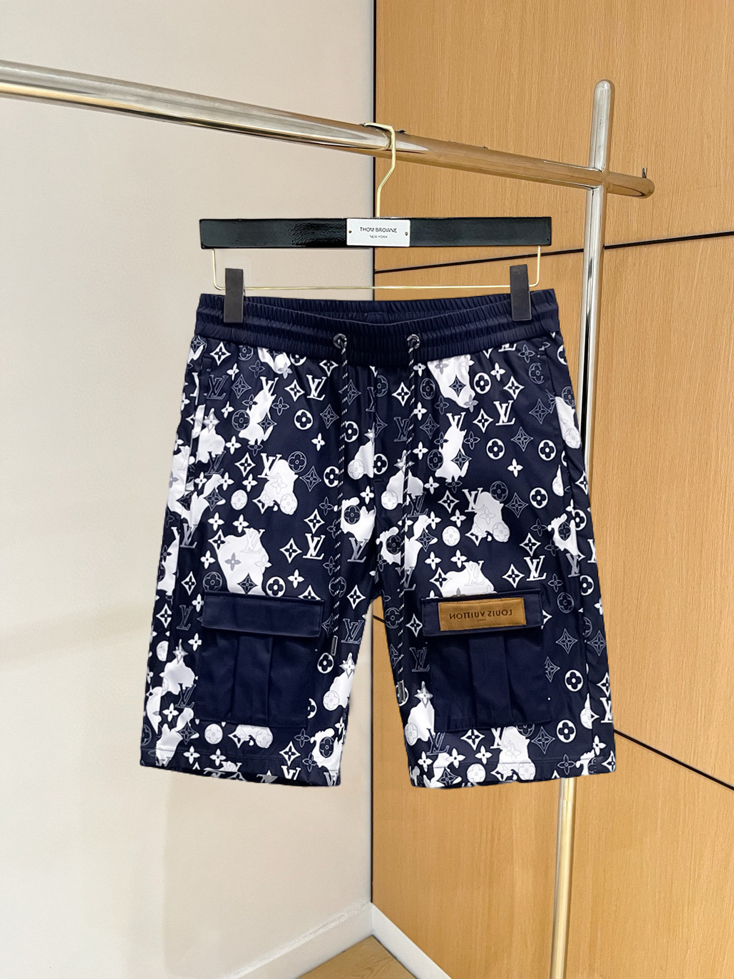 NO:846740,LV 2026 summer new original counter casual shorts, luxury classic brand original LOGO accessories, counter best-selling style, very comfortable to wear, low-key yet luxurious, very classy to wear. Needless to say the trousers style and tailoring, the upper body is exquisite and high-end, first-class and top-quality materials. Really palace-level casual pants. The cotton of Turkey is selected for its outstanding quality. After heavy washing, the pants are very soft!  Don't be picky. The upper body is absolutely stylish and extremely luxurious. Please quote your height and weight when ordering sizes M-3XL.,,louis vuitton,shorts,19860909LV 2026夏季新款原单专柜休闲短裤,奢华经典品牌原版LOGO配饰 专柜热销款 身穿着非常舒适 低调不失奢华 穿出去非常有档次 裤型款式和裁剪亦无需多言 上身精致跃然高档一等一顶级质料 真正殿堂级的休闲裤 选用土耳其的棉花品质卓然,经过重水洗使得裤子很柔软！不挑人 上身绝对的有型 极度奢华. 尺码M-3XL下单报身高体重.,,louis vuitton,shorts,,Men's clothing