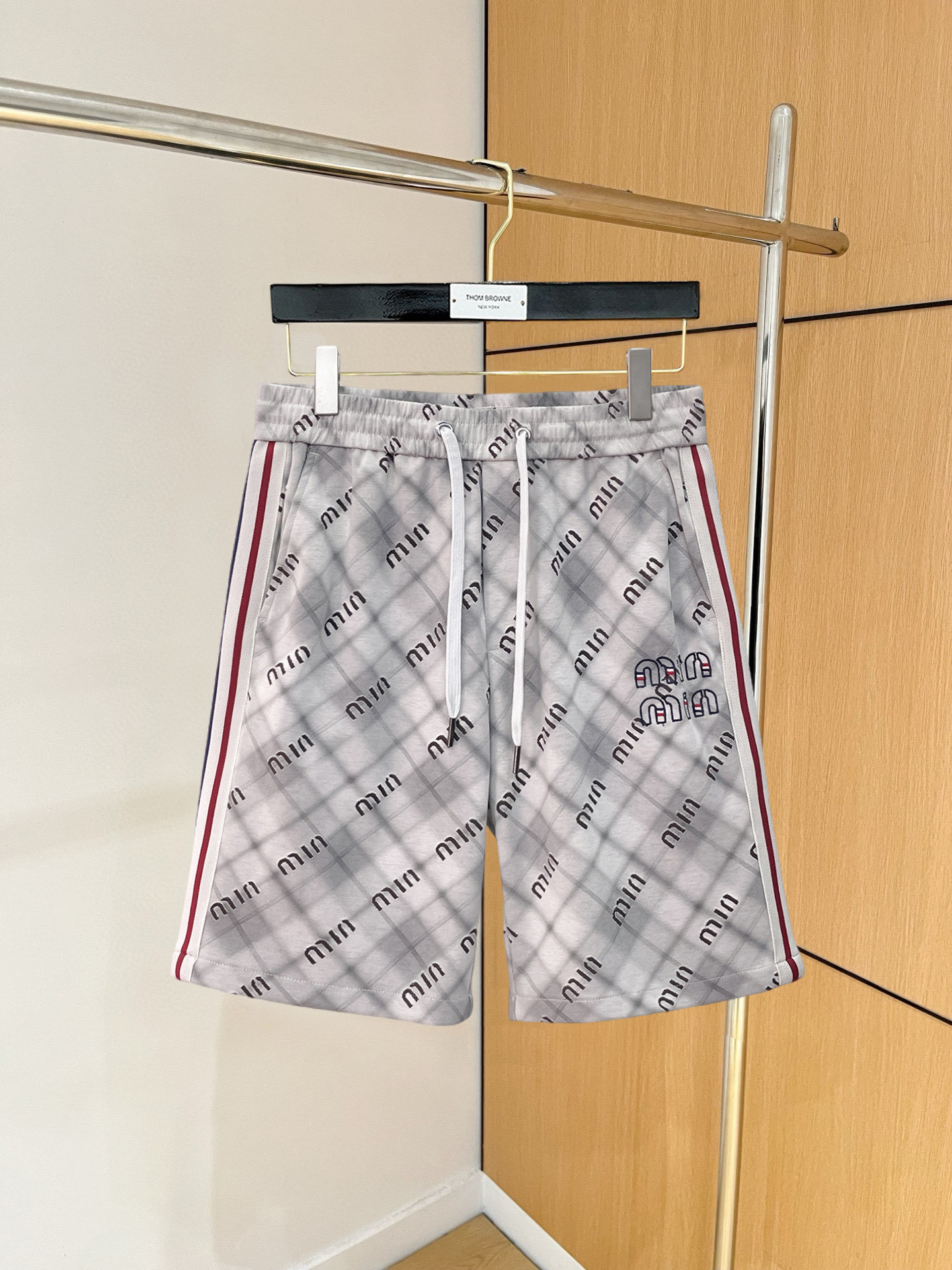 NO:846742,miumiu 2026 summer new original counter casual shorts, luxury classic brand original LOGO accessories, counter best-selling style, very comfortable to wear, low-key yet luxurious, very classy to wear. Needless to say, the style and tailoring of the pants. The upper body is exquisite and high-end, first-class and top-quality materials. Really palace-level casual pants. The cotton of Turkey is of outstanding quality. After heavy washing, the pants are very soft!  Don't be picky, the upper body is absolutely stylish and extremely luxurious. Please quote your height and weight when ordering sizes M-3XL.,,miumiu,shorts,19860909miumiu 2026夏季新款原单专柜休闲短裤,奢华经典品牌原版LOGO配饰 专柜热销款 身穿着非常舒适 低调不失奢华 穿出去非常有档次 裤型款式和裁剪亦无需多言 上身精致跃然高档一等一顶级质料 真正殿堂级的休闲裤 选用土耳其的棉花品质卓然,经过重水洗使得裤子很柔软！不挑人 上身绝对的有型 极度奢华. 尺码M-3XL下单报身高体重.,,miumiu,shorts,,Men's clothing