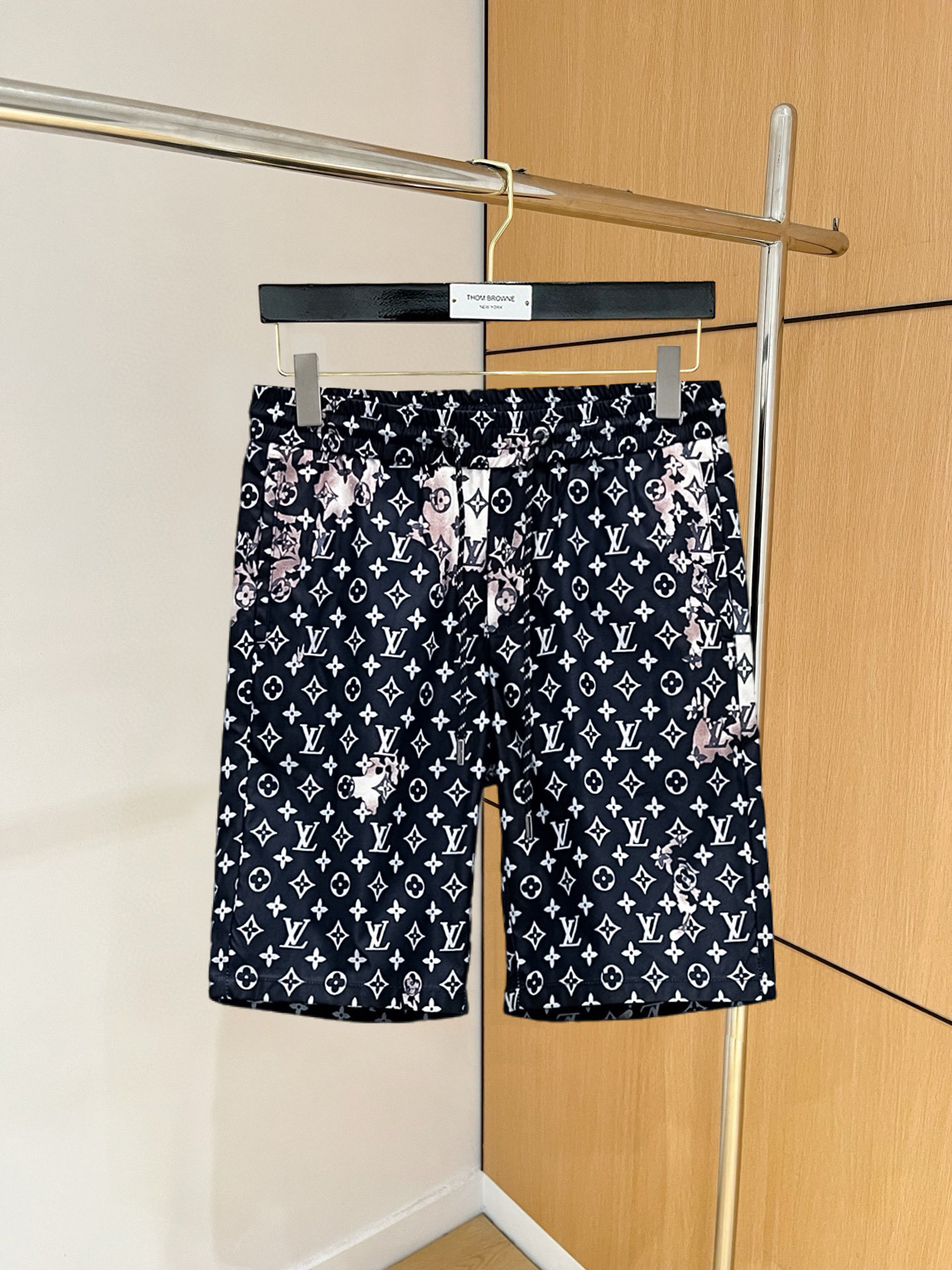NO:846744,LV 2026 summer new original counter casual shorts, luxury classic brand original LOGO accessories, counter best-selling style, very comfortable to wear, low-key yet luxurious, very classy to wear. Needless to say the trousers style and tailoring, the upper body is exquisite and high-end, first-class and top-quality materials. Really palace-level casual pants. The cotton of Turkey is selected for its outstanding quality. After heavy washing, the pants are very soft!  Don't be picky. The upper body is absolutely stylish and extremely luxurious. Please quote your height and weight when ordering sizes M-3XL.,,louis vuitton,shorts,19860909LV 2026夏季新款原单专柜休闲短裤,奢华经典品牌原版LOGO配饰 专柜热销款 身穿着非常舒适 低调不失奢华 穿出去非常有档次 裤型款式和裁剪亦无需多言 上身精致跃然高档一等一顶级质料 真正殿堂级的休闲裤 选用土耳其的棉花品质卓然,经过重水洗使得裤子很柔软！不挑人 上身绝对的有型 极度奢华. 尺码M-3XL下单报身高体重.,,louis vuitton,shorts,,Men's clothing