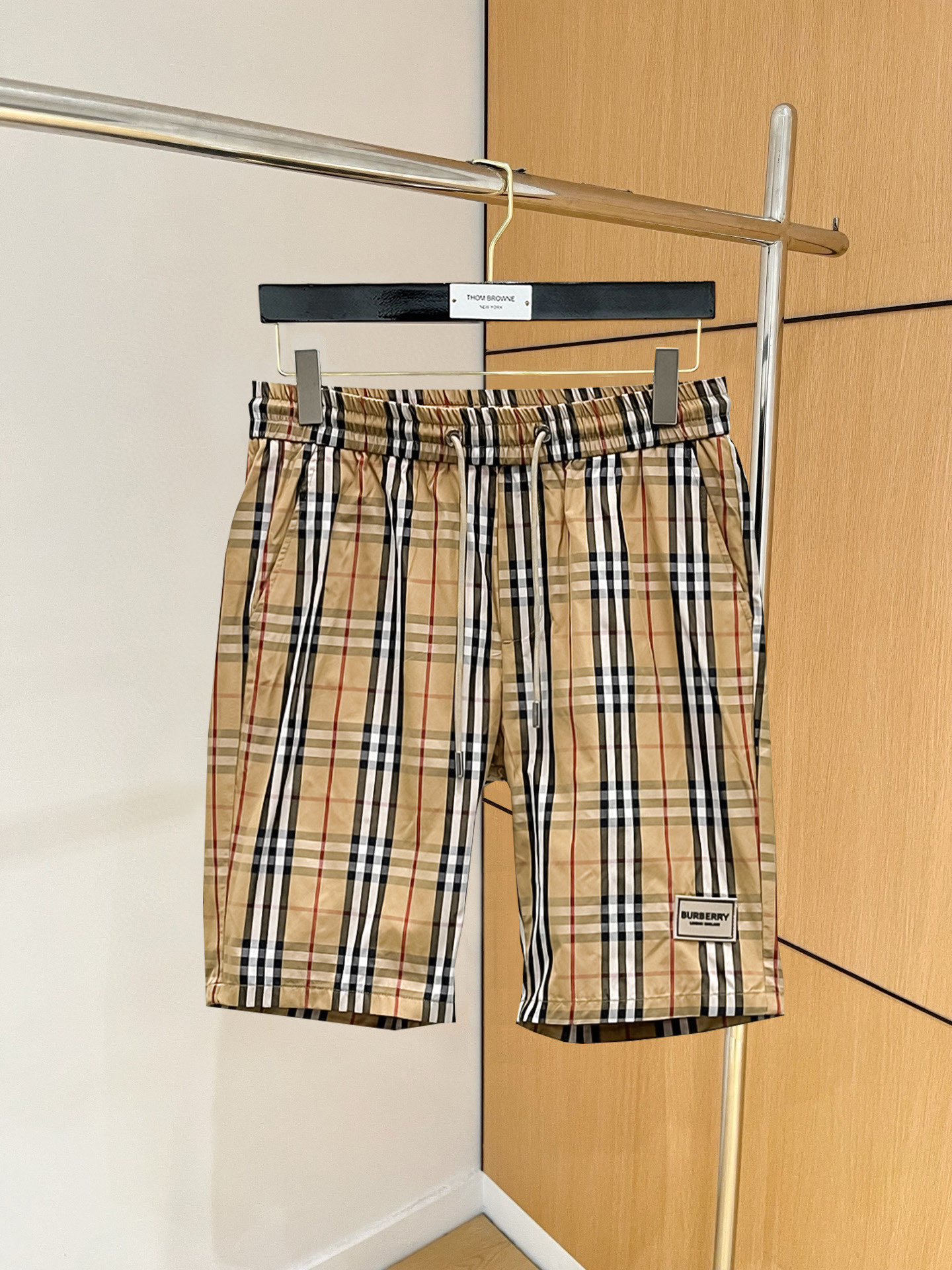 NO:846748,Burberry 2026 summer new original counter casual shorts, luxury classic brand original LOGO accessories, counter best-selling model. Very comfortable to wear, low-key yet luxurious, very classy to wear. Needless to say the trousers style and tailoring. The upper body is exquisite and high-end, first-class and top-quality materials. Really palace-level casual pants. The cotton of Turkey is selected for its outstanding quality. After heavy washing, the pants are very soft!  Don't be picky. The upper body is absolutely stylish and extremely luxurious. Please quote your height and weight when ordering sizes M-3XL.,,burberry,shorts,19860909巴宝莉 2026夏季新款原单专柜休闲短裤,奢华经典品牌原版LOGO配饰 专柜热销款 身穿着非常舒适 低调不失奢华 穿出去非常有档次 裤型款式和裁剪亦无需多言 上身精致跃然高档一等一顶级质料 真正殿堂级的休闲裤 选用土耳其的棉花品质卓然,经过重水洗使得裤子很柔软！不挑人 上身绝对的有型 极度奢华. 尺码M-3XL下单报身高体重.,,burberry,shorts,,Men's clothing