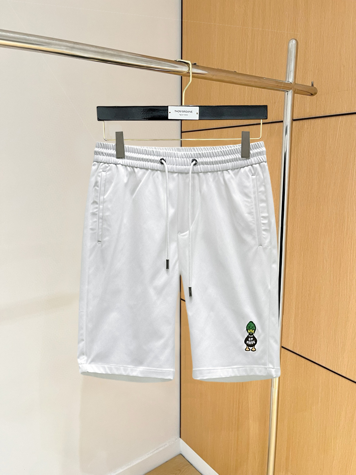 NO:846756,LV 2026 summer new original counter casual shorts, luxury classic brand original LOGO accessories, counter best-selling style, very comfortable to wear, low-key yet luxurious, very classy to wear. Needless to say the trousers style and tailoring, the upper body is exquisite and high-end, first-class and top-quality materials. Really palace-level casual pants. The cotton of Turkey is selected for its outstanding quality. After heavy washing, the pants are very soft!  Don't be picky. The upper body is absolutely stylish and extremely luxurious. Please quote your height and weight when ordering sizes M-3XL.,,louis vuitton,shorts,19860909LV 2026夏季新款原单专柜休闲短裤,奢华经典品牌原版LOGO配饰 专柜热销款 身穿着非常舒适 低调不失奢华 穿出去非常有档次 裤型款式和裁剪亦无需多言 上身精致跃然高档一等一顶级质料 真正殿堂级的休闲裤 选用土耳其的棉花品质卓然,经过重水洗使得裤子很柔软！不挑人 上身绝对的有型 极度奢华. 尺码M-3XL下单报身高体重.,,louis vuitton,shorts,,Men's clothing