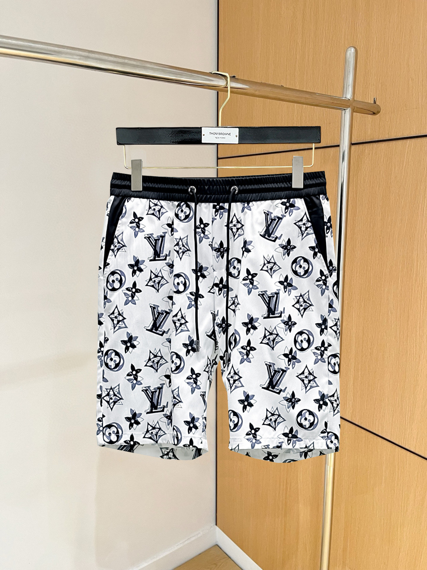NO:846751,LV 2026 summer new original counter casual shorts, luxury classic brand original LOGO accessories, counter best-selling style, very comfortable to wear, low-key yet luxurious, very classy to wear. Needless to say the trousers style and tailoring, the upper body is exquisite and high-end, first-class and top-quality materials. Really palace-level casual pants. The cotton of Turkey is selected for its outstanding quality. After heavy washing, the pants are very soft!  Don't be picky. The upper body is absolutely stylish and extremely luxurious. Please quote your height and weight when ordering sizes M-3XL.,,louis vuitton,shorts,19860909LV 2026夏季新款原单专柜休闲短裤,奢华经典品牌原版LOGO配饰 专柜热销款 身穿着非常舒适 低调不失奢华 穿出去非常有档次 裤型款式和裁剪亦无需多言 上身精致跃然高档一等一顶级质料 真正殿堂级的休闲裤 选用土耳其的棉花品质卓然,经过重水洗使得裤子很柔软！不挑人 上身绝对的有型 极度奢华. 尺码M-3XL下单报身高体重.,,louis vuitton,shorts,,Men's clothing