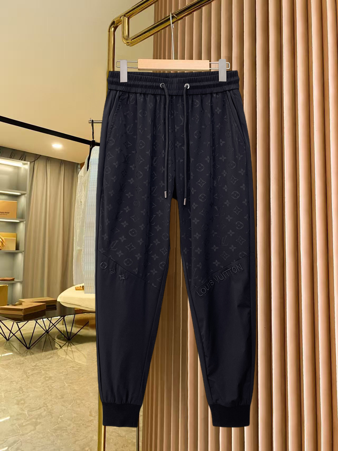 NO:837169,LV's 2026 new summer trousers and casual pants are on sale simultaneously on the official website. The brand's classic LOGO casual pants are made of customized fabrics with excellent comfort and strong touch. Highly recognizable and perfect in appearance and craftsmanship. Sizes M-3XL, Louis Vuitton,19860909LV 2026夏季新款长裤休闲裤官网同步发售.品牌经典LOGO休闲裤 ,定制面料,舒适度极好,手触感强烈.辨识度极高,完美品相工艺. 尺码M-3XL,,louis vuitton,,Men's clothing
