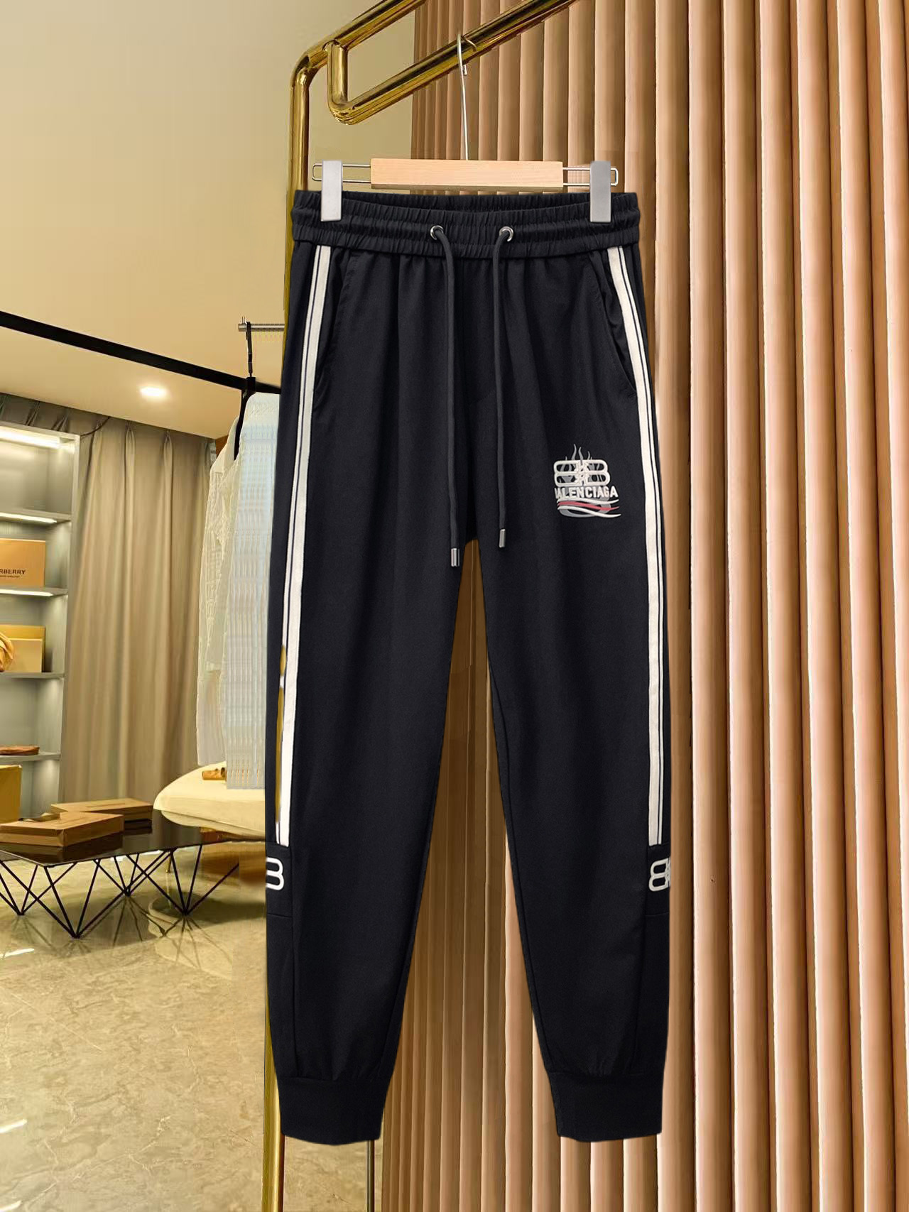 NO:837173,Balenciaga's 2026 summer new trousers and casual pants are on sale simultaneously on the official website. The brand's classic LOGO casual pants are made of custom-made fabrics with excellent comfort and strong touch. Highly recognizable and perfect in appearance and craftsmanship. Sizes M-3XL, balenciaga,19860909巴黎世家 2026夏季新款长裤休闲裤官网同步发售.品牌经典LOGO休闲裤 ,定制面料,舒适度极好,手触感强烈.辨识度极高,完美品相工艺. 尺码M-3XL,,balenciaga,,Men's clothing