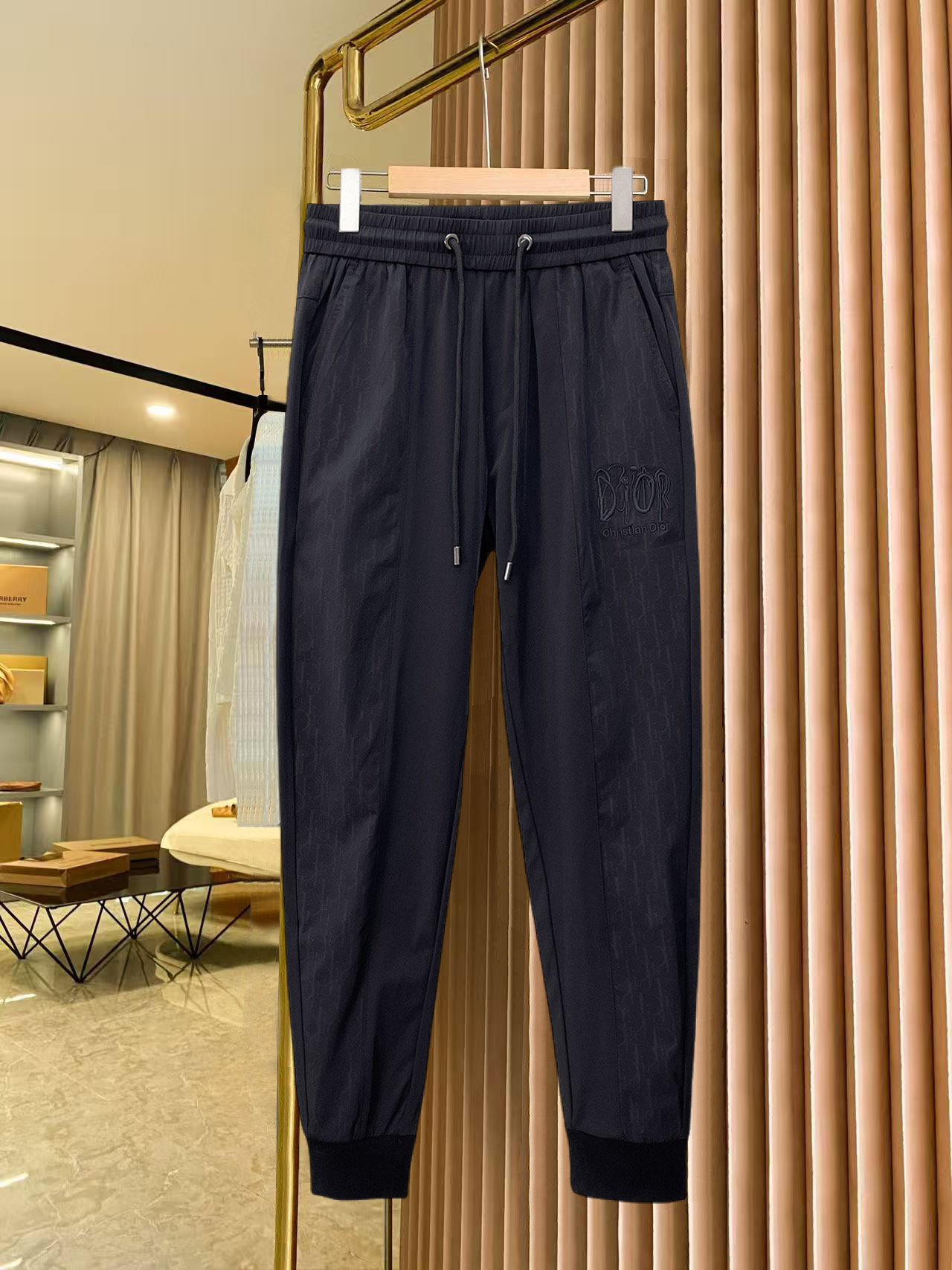 NO:837177,Dior's new 2026 summer trousers and casual pants are on sale simultaneously on the official website. The brand's classic LOGO casual pants are made of customized fabrics with excellent comfort and strong touch. Highly recognizable and perfect in appearance and craftsmanship. Sizes M-3XL, dior,19860909迪奥 2026夏季新款长裤休闲裤官网同步发售.品牌经典LOGO休闲裤 ,定制面料,舒适度极好,手触感强烈.辨识度极高,完美品相工艺. 尺码M-3XL,,dior,,Men's clothing
