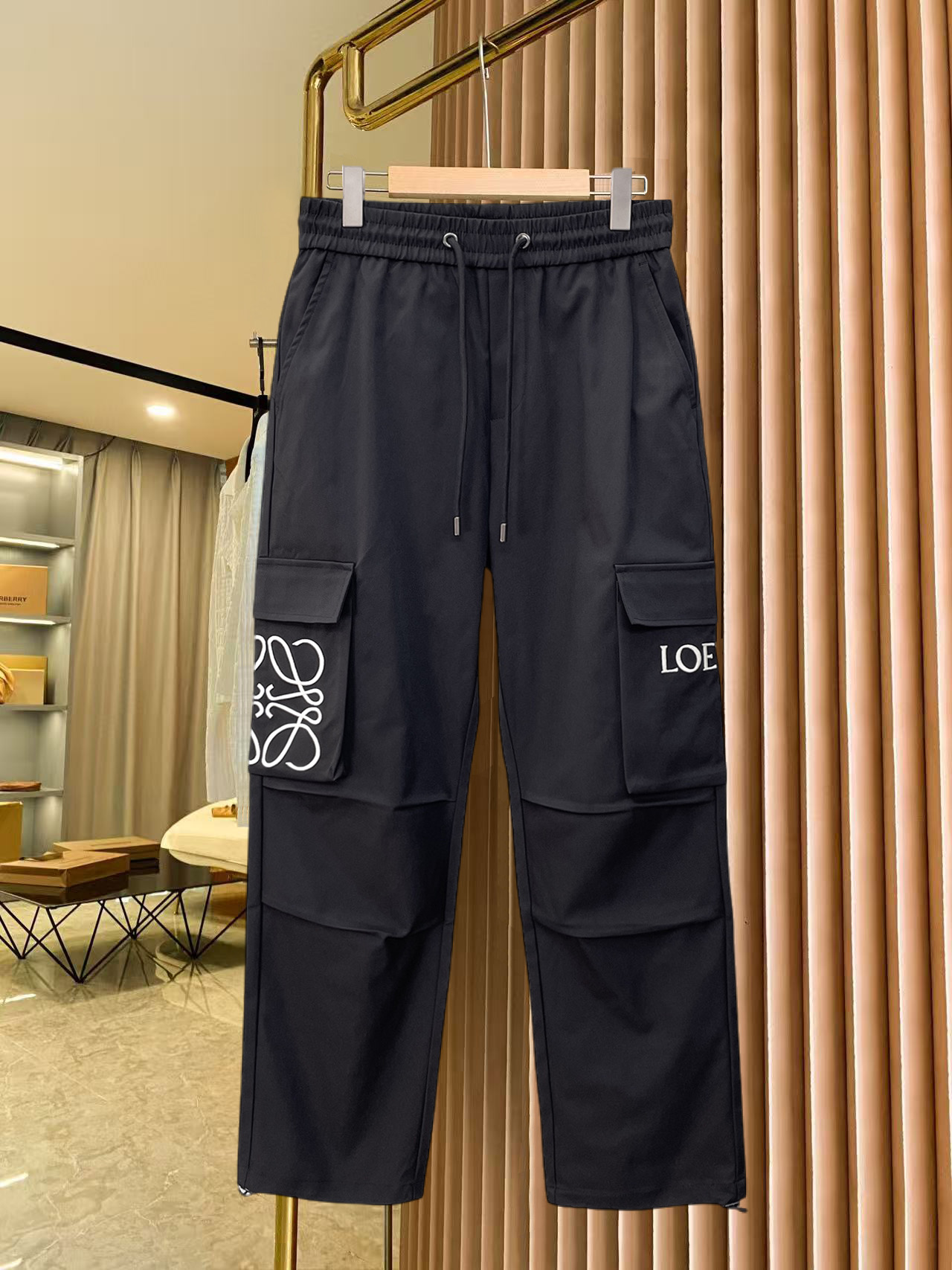 NO:837136,Loewe's 2026 spring new trousers and casual trousers are on sale simultaneously on the official website. The brand's classic LOGO casual trousers, customized fabrics, are extremely comfortable and have a strong touch. Highly recognizable, with perfect appearance and craftsmanship. Sizes M-3XL,, loewe,19860909罗意威 2026春季新款长裤休闲裤官网同步发售.品牌经典LOGO休闲裤 ,定制面料,舒适度极好,手触感强烈.辨识度极高,完美品相工艺. 尺码M-3XL,,loewe,,Men's clothing