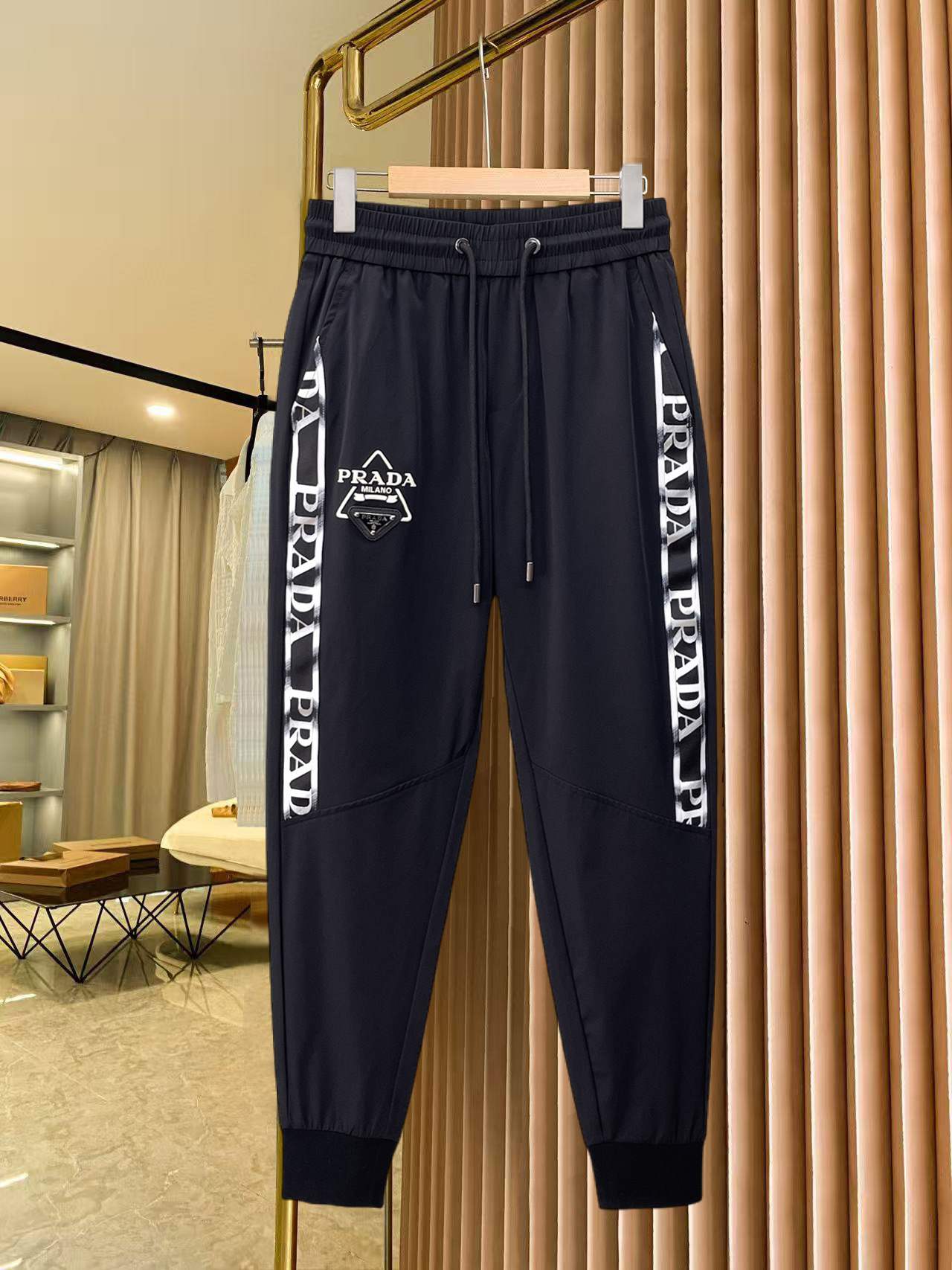 NO:837181,Prada's new 2026 summer trousers and casual pants are on sale simultaneously on the official website. The brand's classic LOGO casual pants are made of customized fabrics with excellent comfort and strong touch. Highly recognizable and perfect in appearance and craftsmanship. Sizes M-3XL, prada,19860909普拉达 2026夏季新款长裤休闲裤官网同步发售.品牌经典LOGO休闲裤 ,定制面料,舒适度极好,手触感强烈.辨识度极高,完美品相工艺. 尺码M-3XL,,prada,,Men's clothing