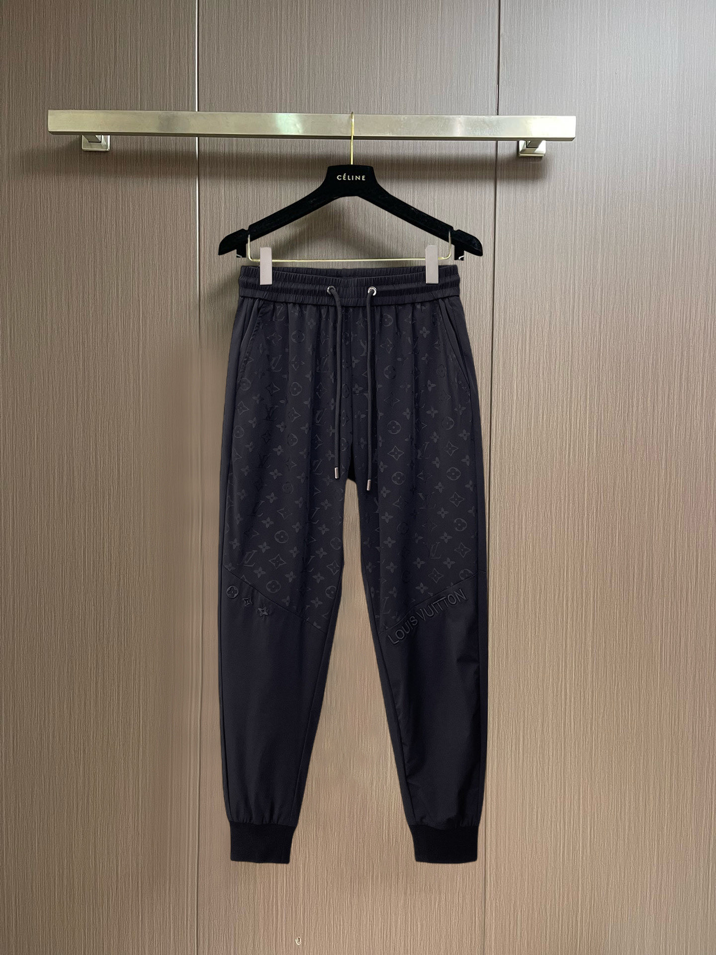 NO:848354,LV's 2026 new summer trousers and casual pants are on sale simultaneously on the official website. The brand's classic LOGO casual pants are made of customized fabrics with excellent comfort and strong touch. Highly recognizable and perfect in appearance and craftsmanship. Sizes M-3XL, Louis Vuitton,19860909LV 2026夏季新款长裤休闲裤官网同步发售.品牌经典LOGO休闲裤 ,定制面料,舒适度极好,手触感强烈.辨识度极高,完美品相工艺. 尺码M-3XL,,louis vuitton,,Men's clothing