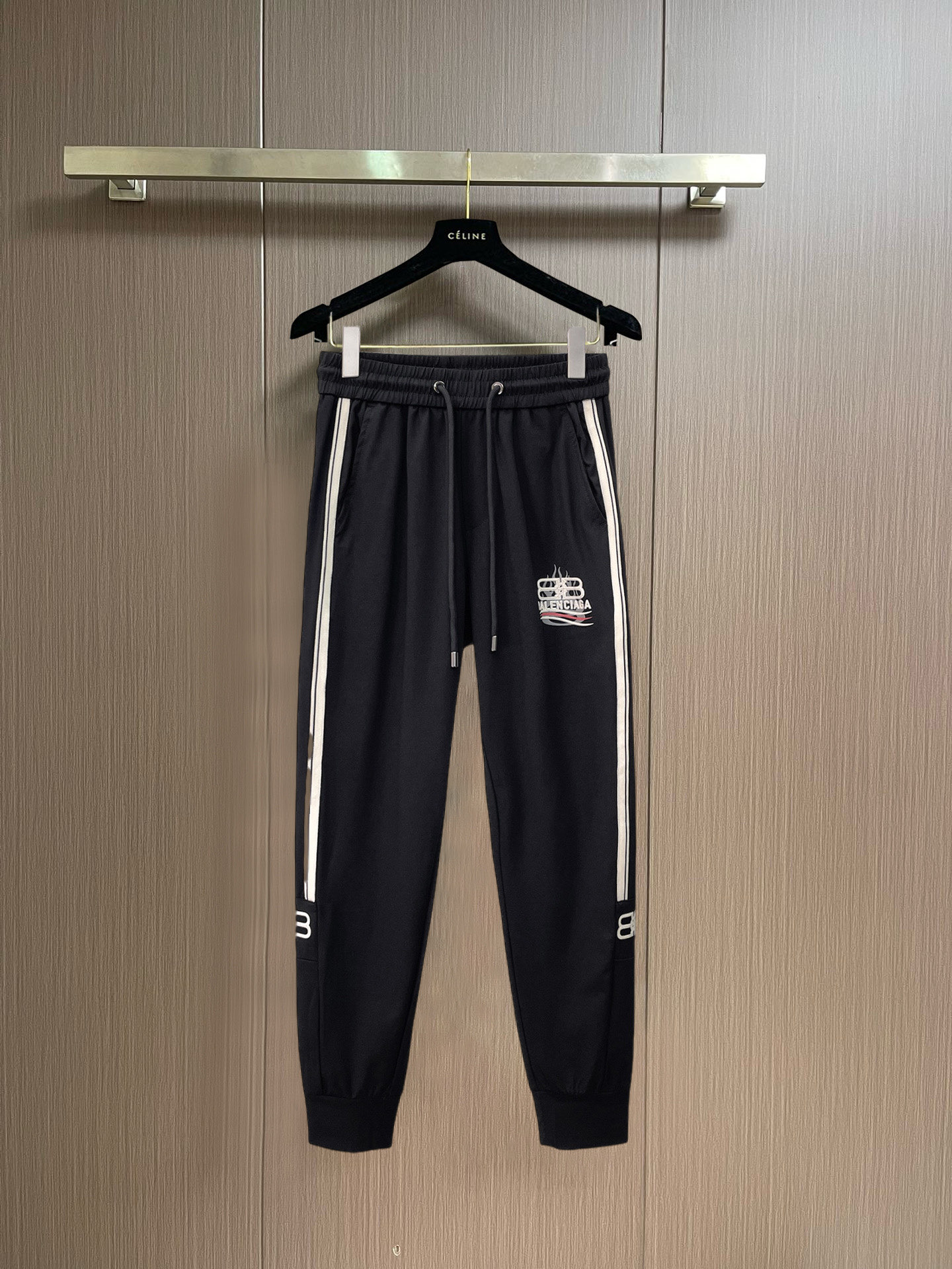 NO:848356,Balenciaga's 2026 summer new trousers and casual pants are on sale simultaneously on the official website. The brand's classic LOGO casual pants are made of custom-made fabrics with excellent comfort and strong touch. Highly recognizable and perfect in appearance and craftsmanship. Sizes M-3XL, balenciaga,19860909巴黎世家 2026夏季新款长裤休闲裤官网同步发售.品牌经典LOGO休闲裤 ,定制面料,舒适度极好,手触感强烈.辨识度极高,完美品相工艺. 尺码M-3XL,,balenciaga,,Men's clothing