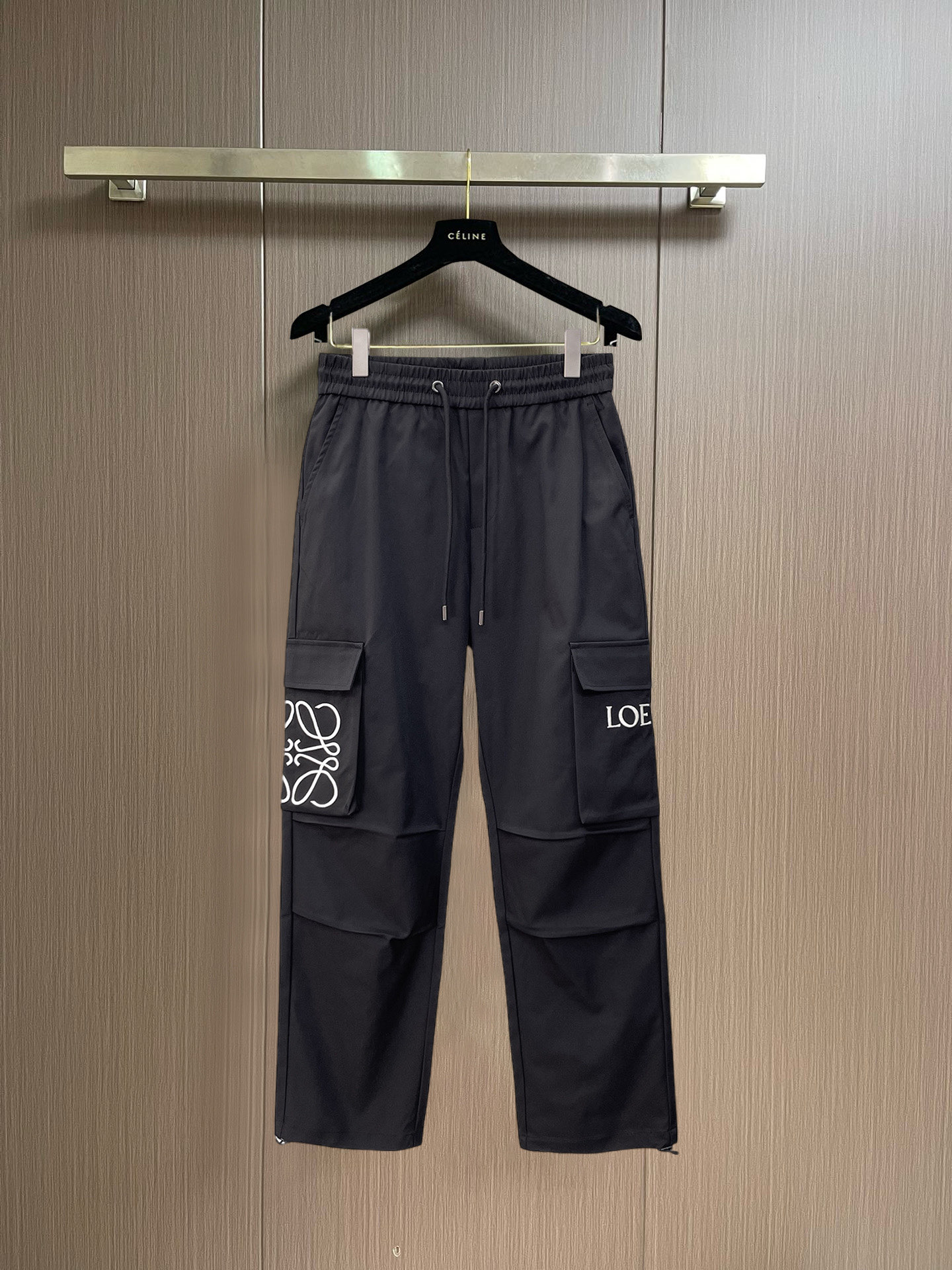 NO:848324,Loewe's 2026 spring new trousers and casual trousers are on sale simultaneously on the official website. The brand's classic LOGO casual trousers, customized fabrics, are extremely comfortable and have a strong touch. Highly recognizable, with perfect appearance and craftsmanship. Sizes M-3XL,, loewe,19860909罗意威 2026春季新款长裤休闲裤官网同步发售.品牌经典LOGO休闲裤 ,定制面料,舒适度极好,手触感强烈.辨识度极高,完美品相工艺. 尺码M-3XL,,loewe,,Men's clothing