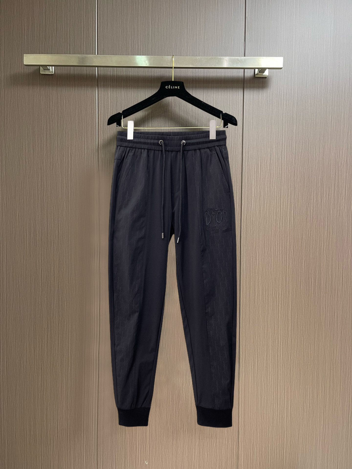 NO:848340,Dior's new 2026 summer trousers and casual pants are on sale simultaneously on the official website. The brand's classic LOGO casual pants are made of customized fabrics with excellent comfort and strong touch. Highly recognizable and perfect in appearance and craftsmanship. Sizes M-3XL, dior,19860909迪奥 2026夏季新款长裤休闲裤官网同步发售.品牌经典LOGO休闲裤 ,定制面料,舒适度极好,手触感强烈.辨识度极高,完美品相工艺. 尺码M-3XL,,dior,,Men's clothing