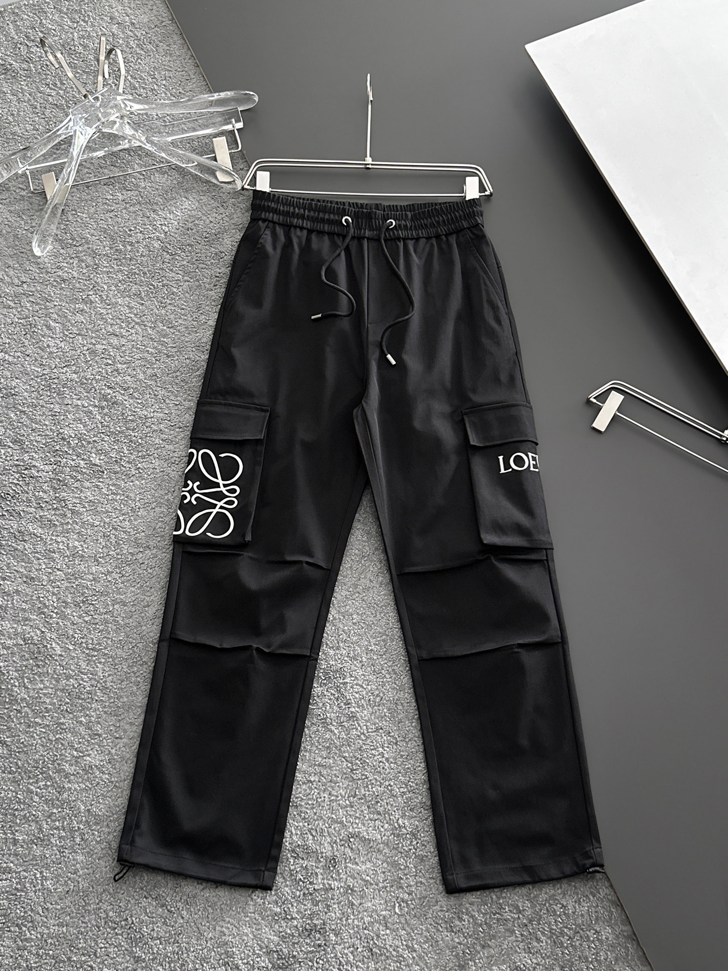 NO:841562,Loewe's 2026 spring new trousers and casual trousers are on sale simultaneously on the official website. The brand's classic LOGO casual trousers, customized fabrics, are extremely comfortable and have a strong touch. Highly recognizable, with perfect appearance and craftsmanship. Sizes M-3XL,, loewe,19860909罗意威 2026春季新款长裤休闲裤官网同步发售.品牌经典LOGO休闲裤 ,定制面料,舒适度极好,手触感强烈.辨识度极高,完美品相工艺. 尺码M-3XL,,loewe,,Men's clothing