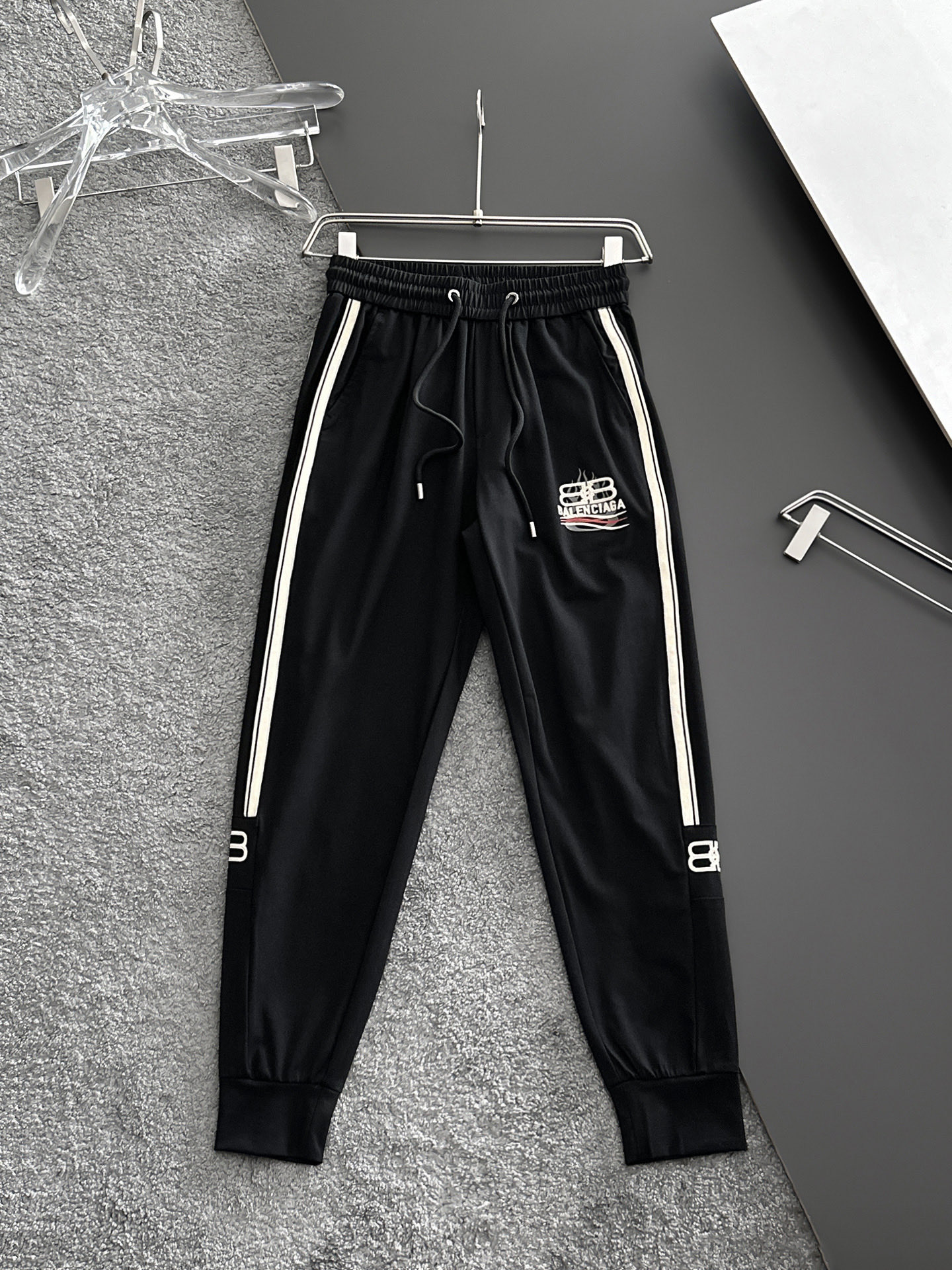 NO:841609,Balenciaga's 2026 summer new trousers and casual pants are on sale simultaneously on the official website. The brand's classic LOGO casual pants are made of custom-made fabrics with excellent comfort and strong touch. Highly recognizable and perfect in appearance and craftsmanship. Sizes M-3XL, balenciaga,19860909巴黎世家 2026夏季新款长裤休闲裤官网同步发售.品牌经典LOGO休闲裤 ,定制面料,舒适度极好,手触感强烈.辨识度极高,完美品相工艺. 尺码M-3XL,,balenciaga,,Men's clothing