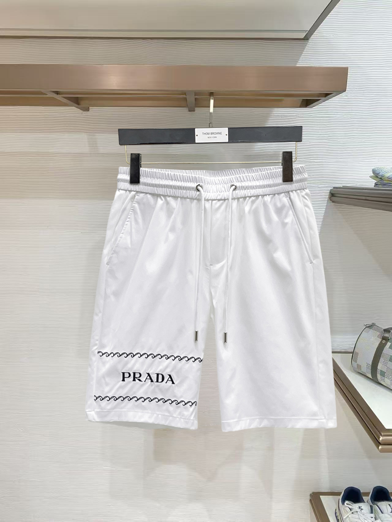 NO:844163,Prada 2026 new summer original counter casual shorts, luxury classic brand original LOGO accessories, counter best-selling model. Very comfortable to wear, low-key yet luxurious, very classy to wear. Needless to say the trousers style and cut. The upper body is exquisite and high-end, first-class and top-quality materials. Really palace-level casual pants. The cotton of Turkey is selected for its outstanding quality. After heavy washing, the pants are very soft!  Don't be picky. The upper body is absolutely stylish and extremely luxurious. Please quote your height and weight when ordering sizes M-3XL.,,prada,shorts,19860909普拉达 2026夏季新款原单专柜休闲短裤,奢华经典品牌原版LOGO配饰 专柜热销款 身穿着非常舒适 低调不失奢华 穿出去非常有档次 裤型款式和裁剪亦无需多言 上身精致跃然高档一等一顶级质料 真正殿堂级的休闲裤 选用土耳其的棉花品质卓然,经过重水洗使得裤子很柔软！不挑人 上身绝对的有型 极度奢华. 尺码M-3XL下单报身高体重.,,prada,shorts,,Men's clothing