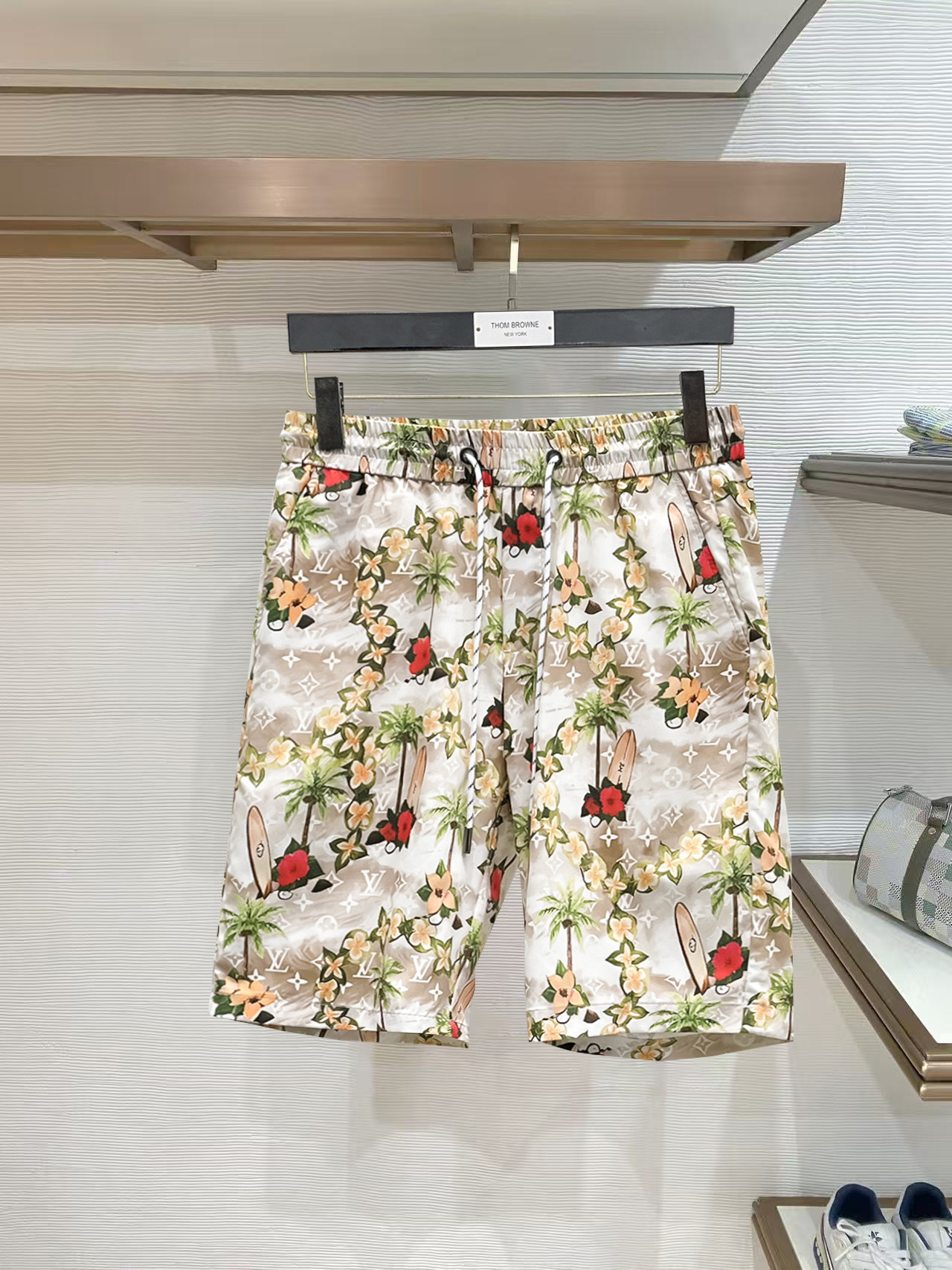 NO:844171,LV 2026 summer new original counter casual shorts, luxury classic brand original LOGO accessories, counter best-selling style, very comfortable to wear, low-key yet luxurious, very classy to wear. Needless to say the trousers style and tailoring, the upper body is exquisite and high-end, first-class and top-quality materials. Really palace-level casual pants. The cotton of Turkey is selected for its outstanding quality. After heavy washing, the pants are very soft!  Don't be picky. The upper body is absolutely stylish and extremely luxurious. Please quote your height and weight when ordering sizes M-3XL.,,louis vuitton,shorts,19860909LV 2026夏季新款原单专柜休闲短裤,奢华经典品牌原版LOGO配饰 专柜热销款 身穿着非常舒适 低调不失奢华 穿出去非常有档次 裤型款式和裁剪亦无需多言 上身精致跃然高档一等一顶级质料 真正殿堂级的休闲裤 选用土耳其的棉花品质卓然,经过重水洗使得裤子很柔软！不挑人 上身绝对的有型 极度奢华. 尺码M-3XL下单报身高体重.,,louis vuitton,shorts,,Men's clothing