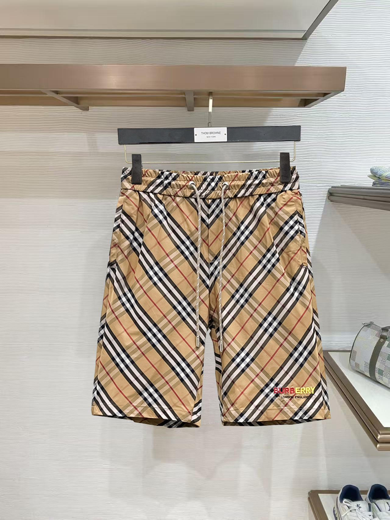 NO:844167,Burberry 2026 summer new original counter casual shorts, luxury classic brand original LOGO accessories, counter best-selling model. Very comfortable to wear, low-key yet luxurious, very classy to wear. Needless to say the trousers style and tailoring. The upper body is exquisite and high-end, first-class and top-quality materials. Really palace-level casual pants. The cotton of Turkey is selected for its outstanding quality. After heavy washing, the pants are very soft!  Don't be picky. The upper body is absolutely stylish and extremely luxurious. Please quote your height and weight when ordering sizes M-3XL.,,burberry,shorts,19860909巴宝莉 2026夏季新款原单专柜休闲短裤,奢华经典品牌原版LOGO配饰 专柜热销款 身穿着非常舒适 低调不失奢华 穿出去非常有档次 裤型款式和裁剪亦无需多言 上身精致跃然高档一等一顶级质料 真正殿堂级的休闲裤 选用土耳其的棉花品质卓然,经过重水洗使得裤子很柔软！不挑人 上身绝对的有型 极度奢华. 尺码M-3XL下单报身高体重.,,burberry,shorts,,Men's clothing