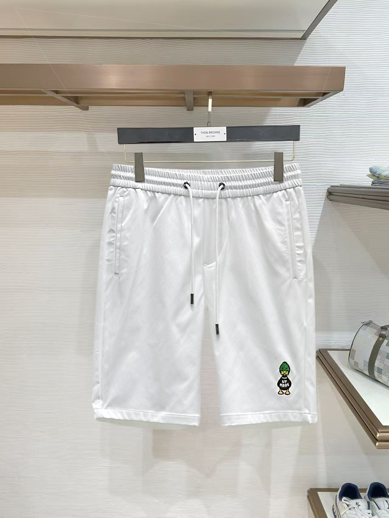 NO:844186,LV 2026 summer new original counter casual shorts, luxury classic brand original LOGO accessories, counter best-selling style, very comfortable to wear, low-key yet luxurious, very classy to wear. Needless to say the trousers style and tailoring, the upper body is exquisite and high-end, first-class and top-quality materials. Really palace-level casual pants. The cotton of Turkey is selected for its outstanding quality. After heavy washing, the pants are very soft!  Don't be picky. The upper body is absolutely stylish and extremely luxurious. Please quote your height and weight when ordering sizes M-3XL.,,louis vuitton,shorts,19860909LV 2026夏季新款原单专柜休闲短裤,奢华经典品牌原版LOGO配饰 专柜热销款 身穿着非常舒适 低调不失奢华 穿出去非常有档次 裤型款式和裁剪亦无需多言 上身精致跃然高档一等一顶级质料 真正殿堂级的休闲裤 选用土耳其的棉花品质卓然,经过重水洗使得裤子很柔软！不挑人 上身绝对的有型 极度奢华. 尺码M-3XL下单报身高体重.,,louis vuitton,shorts,,Men's clothing