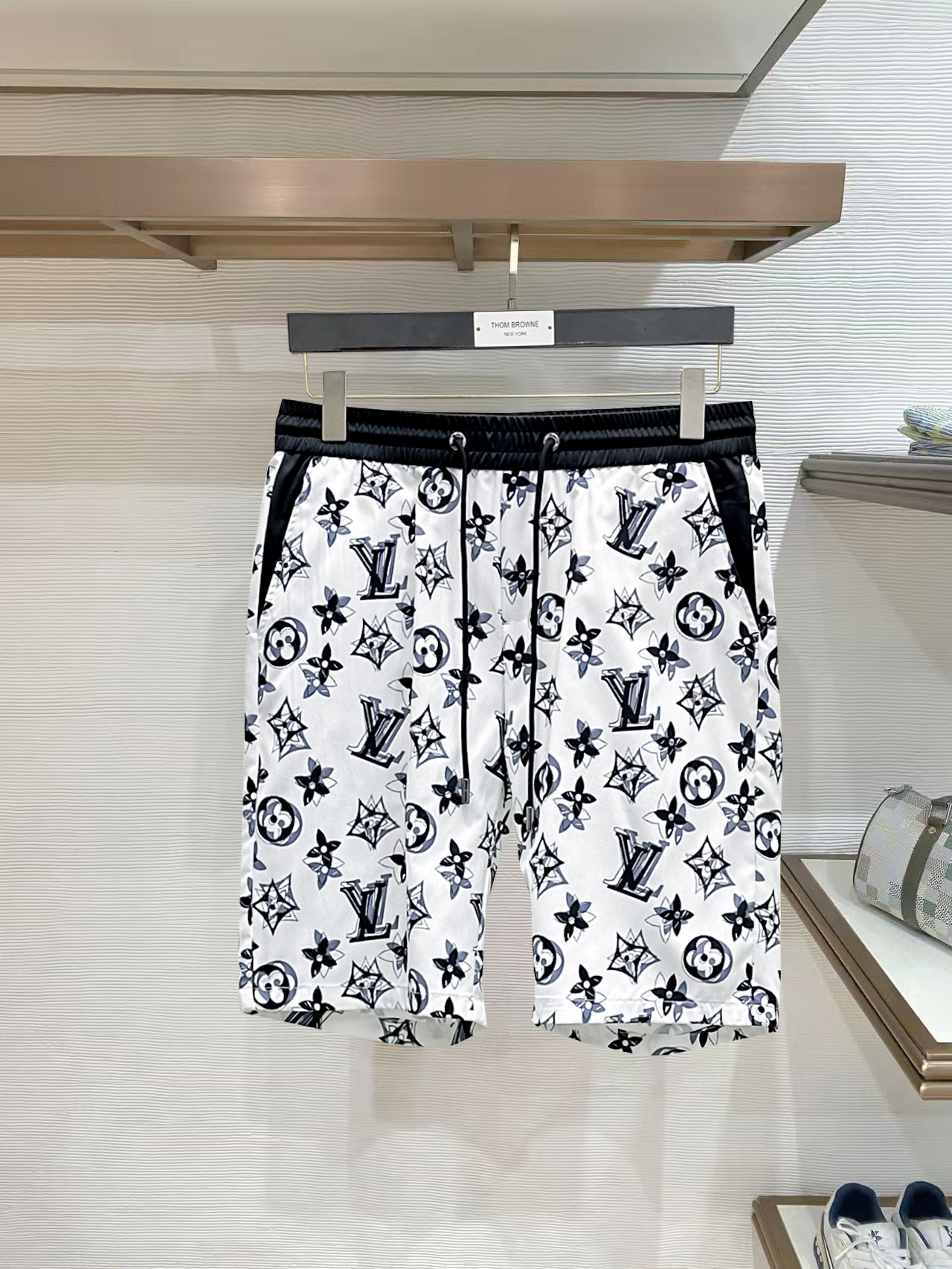 NO:844195,LV 2026 summer new original counter casual shorts, luxury classic brand original LOGO accessories, counter best-selling style, very comfortable to wear, low-key yet luxurious, very classy to wear. Needless to say the trousers style and tailoring, the upper body is exquisite and high-end, first-class and top-quality materials. Really palace-level casual pants. The cotton of Turkey is selected for its outstanding quality. After heavy washing, the pants are very soft!  Don't be picky. The upper body is absolutely stylish and extremely luxurious. Please quote your height and weight when ordering sizes M-3XL.,,louis vuitton,shorts,19860909LV 2026夏季新款原单专柜休闲短裤,奢华经典品牌原版LOGO配饰 专柜热销款 身穿着非常舒适 低调不失奢华 穿出去非常有档次 裤型款式和裁剪亦无需多言 上身精致跃然高档一等一顶级质料 真正殿堂级的休闲裤 选用土耳其的棉花品质卓然,经过重水洗使得裤子很柔软！不挑人 上身绝对的有型 极度奢华. 尺码M-3XL下单报身高体重.,,louis vuitton,shorts,,Men's clothing
