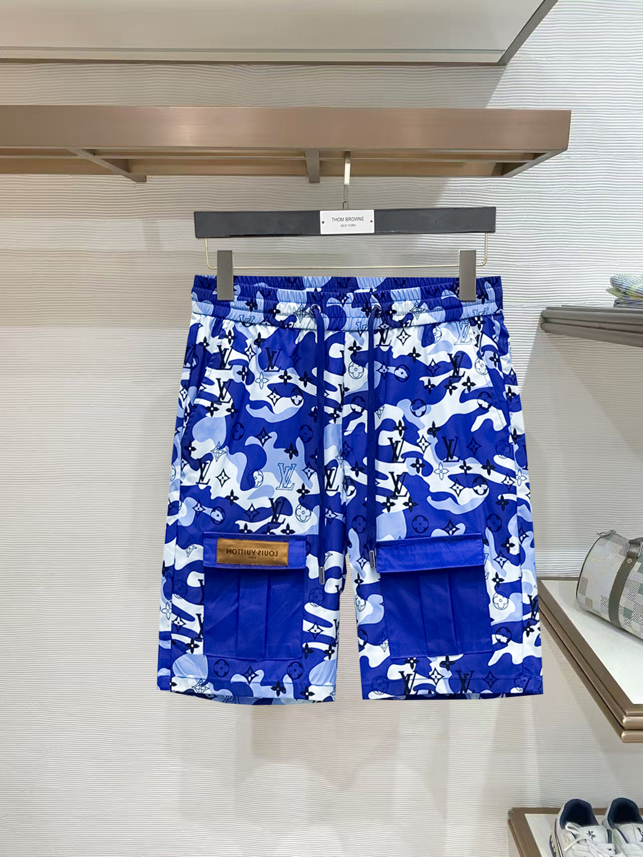 NO:844172,LV 2026 summer new original counter casual shorts, luxury classic brand original LOGO accessories, counter best-selling style, very comfortable to wear, low-key yet luxurious, very classy to wear. Needless to say the trousers style and tailoring, the upper body is exquisite and high-end, first-class and top-quality materials. Really palace-level casual pants. The cotton of Turkey is selected for its outstanding quality. After heavy washing, the pants are very soft!  Don't be picky. The upper body is absolutely stylish and extremely luxurious. Please quote your height and weight when ordering sizes M-3XL.,,louis vuitton,shorts,19860909LV 2026夏季新款原单专柜休闲短裤,奢华经典品牌原版LOGO配饰 专柜热销款 身穿着非常舒适 低调不失奢华 穿出去非常有档次 裤型款式和裁剪亦无需多言 上身精致跃然高档一等一顶级质料 真正殿堂级的休闲裤 选用土耳其的棉花品质卓然,经过重水洗使得裤子很柔软！不挑人 上身绝对的有型 极度奢华. 尺码M-3XL下单报身高体重.,,louis vuitton,shorts,,Men's clothing