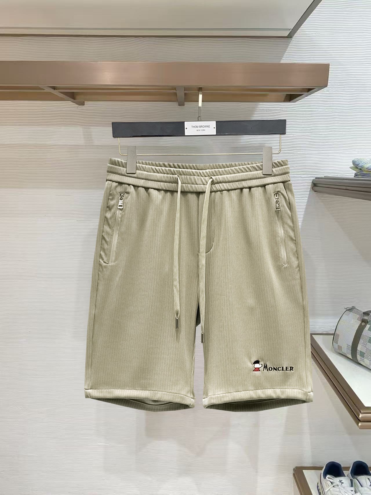 NO:844200,Mengkou 2026 summer new original counter casual shorts, luxury classic brand original LOGO accessories, counter best-selling style, very comfortable to wear, low-key yet luxurious, very classy to wear. Needless to say the trousers style and tailoring, the upper body is exquisite and high-end, first-class and top-quality materials. Really palace-level casual pants. The cotton of Turkey is selected for its outstanding quality. After heavy washing, the pants are very soft!  Don't be picky. The upper body is absolutely stylish and extremely luxurious. Please state your height and weight when ordering sizes M-3XL.,,Moncler,shorts,19860909蒙口 2026夏季新款原单专柜休闲短裤,奢华经典品牌原版LOGO配饰 专柜热销款 身穿着非常舒适 低调不失奢华 穿出去非常有档次 裤型款式和裁剪亦无需多言 上身精致跃然高档一等一顶级质料 真正殿堂级的休闲裤 选用土耳其的棉花品质卓然,经过重水洗使得裤子很柔软！不挑人 上身绝对的有型 极度奢华. 尺码M-3XL下单报身高体重.,,Moncler,shorts,,Men's clothing