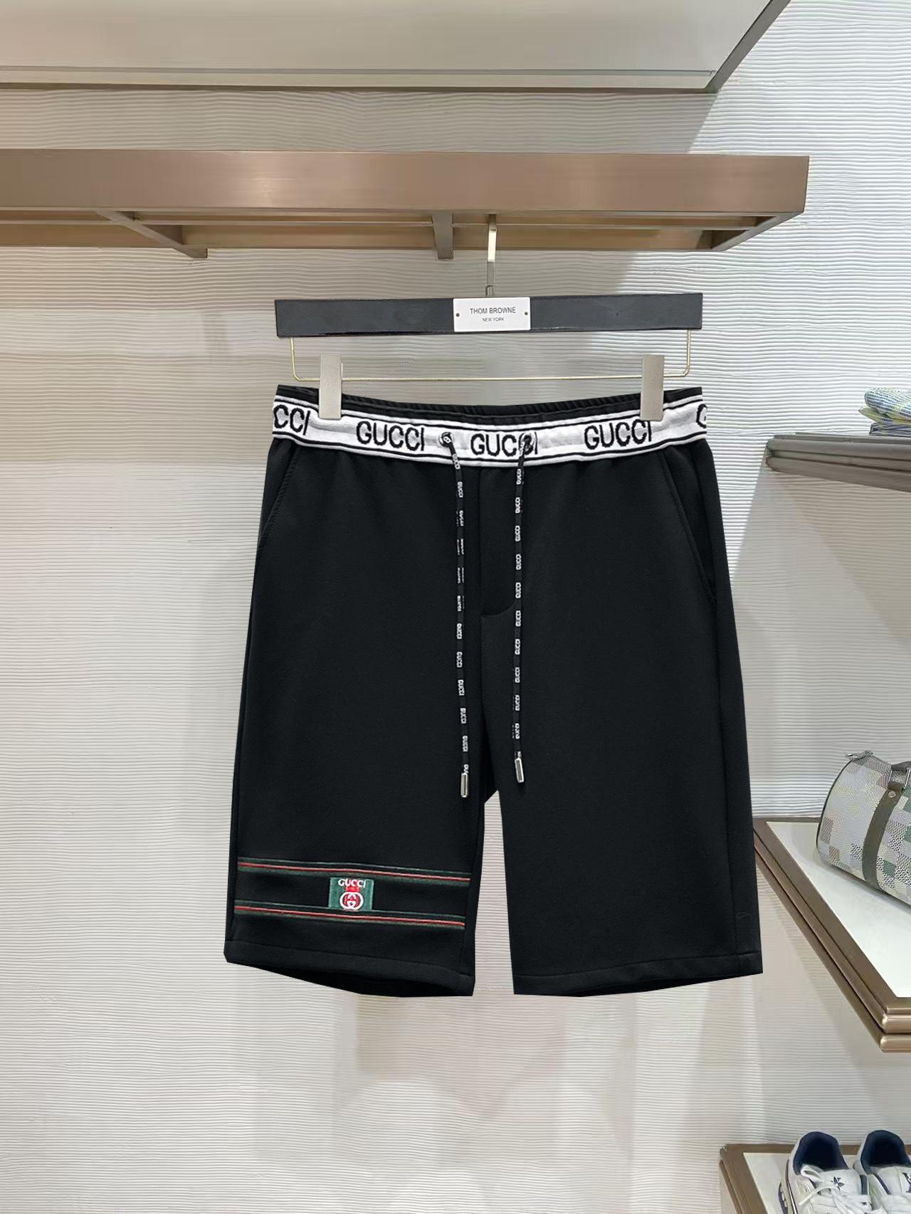 NO:844191,Gucci 2026 summer new original counter casual shorts, luxury classic brand original LOGO accessories, counter best-selling style. Very comfortable to wear, low-key yet luxurious, very classy to wear. Needless to say the trousers style and tailoring. The upper body is exquisite and high-end, first-class and top-quality materials. Really palace-level casual pants. The cotton of Turkey is selected for its outstanding quality. After heavy washing, the pants are very soft!  Don't be picky. The upper body is absolutely stylish and extremely luxurious. Please state your height and weight when placing an order for sizes M-3XL.,,shorts,19860909古奇 2026夏季新款原单专柜休闲短裤,奢华经典品牌原版LOGO配饰 专柜热销款 身穿着非常舒适 低调不失奢华 穿出去非常有档次 裤型款式和裁剪亦无需多言 上身精致跃然高档一等一顶级质料 真正殿堂级的休闲裤 选用土耳其的棉花品质卓然,经过重水洗使得裤子很柔软！不挑人 上身绝对的有型 极度奢华. 尺码M-3XL下单报身高体重.,,shorts,,Men's clothing