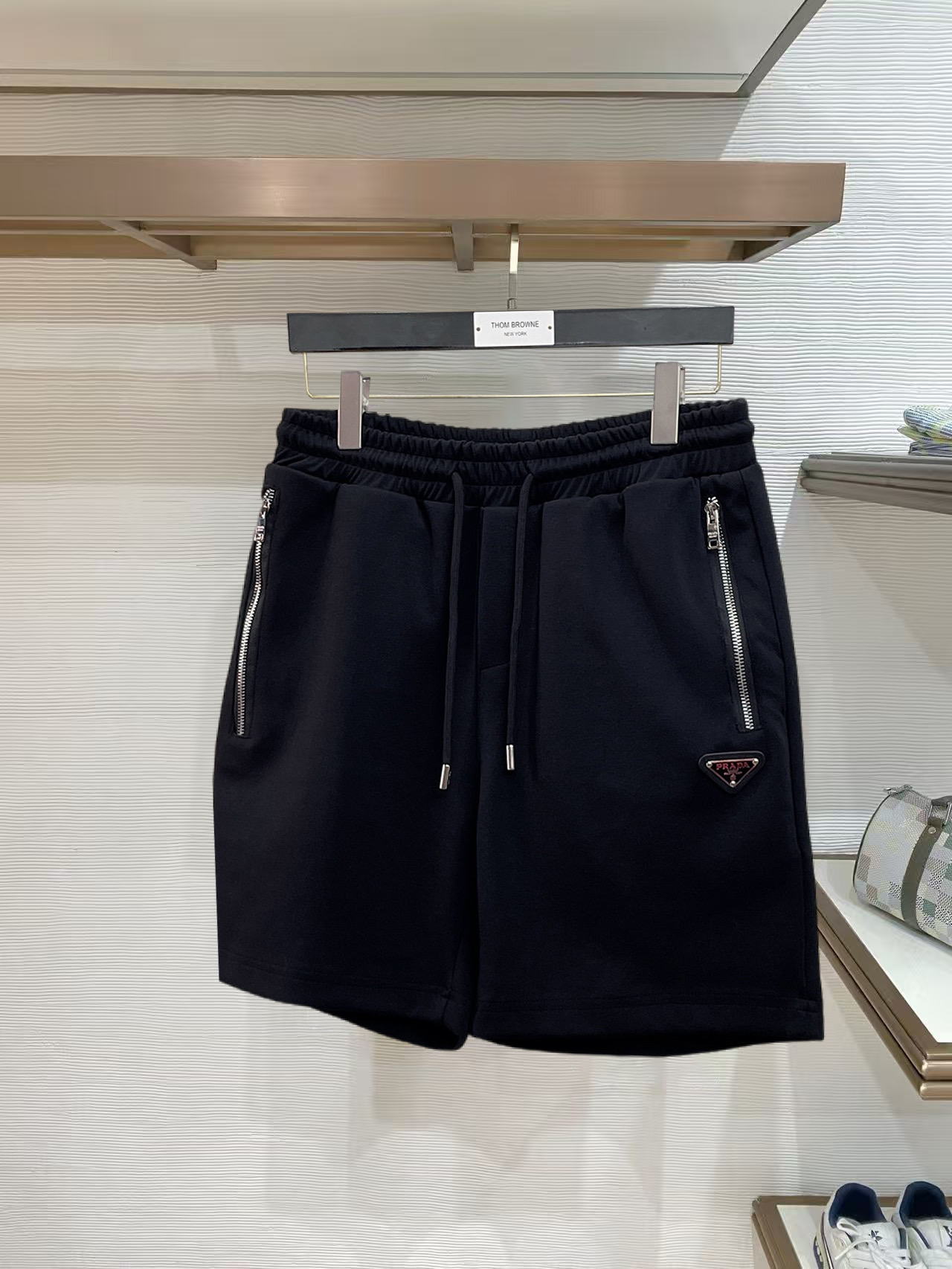 NO:844176,Prada 2026 new summer original counter casual shorts, luxury classic brand original LOGO accessories, counter best-selling model. Very comfortable to wear, low-key yet luxurious, very classy to wear. Needless to say the trousers style and cut. The upper body is exquisite and high-end, first-class and top-quality materials. Really palace-level casual pants. The cotton of Turkey is selected for its outstanding quality. After heavy washing, the pants are very soft!  Don't be picky. The upper body is absolutely stylish and extremely luxurious. Please quote your height and weight when ordering sizes M-3XL.,,prada,shorts,19860909普拉达 2026夏季新款原单专柜休闲短裤,奢华经典品牌原版LOGO配饰 专柜热销款 身穿着非常舒适 低调不失奢华 穿出去非常有档次 裤型款式和裁剪亦无需多言 上身精致跃然高档一等一顶级质料 真正殿堂级的休闲裤 选用土耳其的棉花品质卓然,经过重水洗使得裤子很柔软！不挑人 上身绝对的有型 极度奢华. 尺码M-3XL下单报身高体重.,,prada,shorts,,Men's clothing