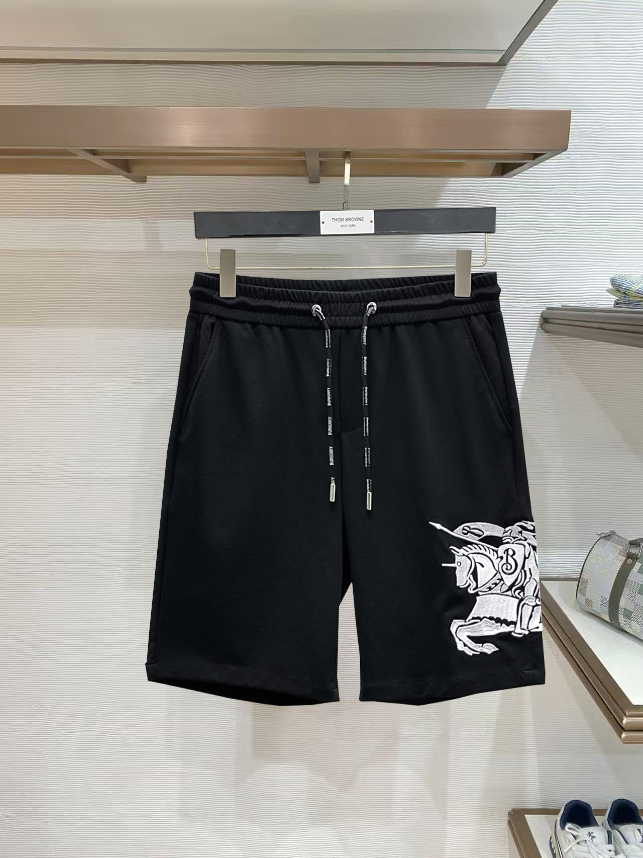 NO:844181,Burberry 2026 summer new original counter casual shorts, luxury classic brand original LOGO accessories, counter best-selling model. Very comfortable to wear, low-key yet luxurious, very classy to wear. Needless to say the trousers style and tailoring. The upper body is exquisite and high-end, first-class and top-quality materials. Really palace-level casual pants. The cotton of Turkey is selected for its outstanding quality. After heavy washing, the pants are very soft!  Don't be picky. The upper body is absolutely stylish and extremely luxurious. Please quote your height and weight when ordering sizes M-3XL.,,burberry,shorts,19860909巴宝莉 2026夏季新款原单专柜休闲短裤,奢华经典品牌原版LOGO配饰 专柜热销款 身穿着非常舒适 低调不失奢华 穿出去非常有档次 裤型款式和裁剪亦无需多言 上身精致跃然高档一等一顶级质料 真正殿堂级的休闲裤 选用土耳其的棉花品质卓然,经过重水洗使得裤子很柔软！不挑人 上身绝对的有型 极度奢华. 尺码M-3XL下单报身高体重.,,burberry,shorts,,Men's clothing