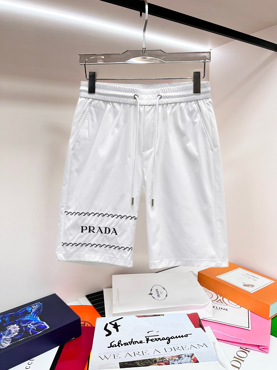 NO:841493,Prada 2026ss summer new original counter casual shorts, luxury classic brand original LOGO accessories, counter best-selling model. Very comfortable to wear, low-key yet luxurious, very classy to wear. Needless to say the trousers style and tailoring. The upper body is exquisite and high-end, first-class and top-quality materials. Really palace-level casual pants. The cotton of Turkey is of outstanding quality. After heavy washing, the pants are very soft!  Don't be picky. The upper body is absolutely stylish and extremely luxurious. Please quote your height and weight when ordering sizes M-3XL.,,prada,shorts,19860909普拉达 2026ss夏季新款原单专柜休闲短裤,奢华经典品牌原版LOGO配饰 专柜热销款 身穿着非常舒适 低调不失奢华 穿出去非常有档次 裤型款式和裁剪亦无需多言 上身精致跃然高档一等一顶级质料 真正殿堂级的休闲裤 选用土耳其的棉花品质卓然,经过重水洗使得裤子很柔软！不挑人 上身绝对的有型 极度奢华. 尺码M-3XL下单报身高体重.,,prada,shorts,,Men's clothing