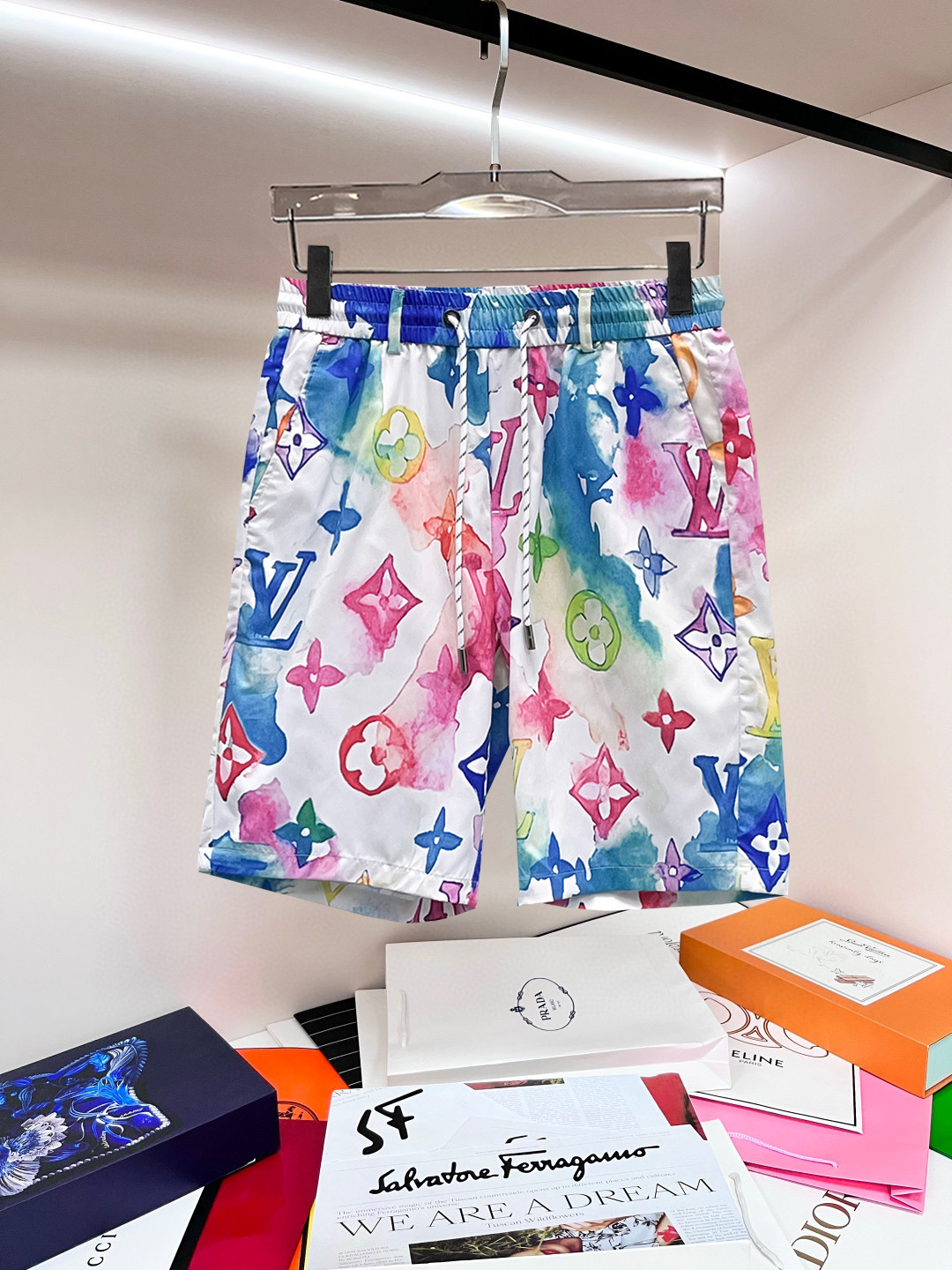 NO:841475,LV 2026ss summer new original counter casual shorts, luxury classic brand original LOGO accessories, counter best-selling model, very comfortable to wear, low-key yet luxurious, very classy to wear. Needless to say the trousers style and tailoring, the upper body is exquisite and high-end, first-class and top-quality materials. Really palace-level casual pants. The cotton of Turkey is selected for its outstanding quality. After heavy washing, the pants are very soft!  Don't be picky. The upper body is absolutely stylish and extremely luxurious. Please quote your height and weight when ordering sizes M-3XL.,,louis vuitton,shorts,19860909LV 2026ss夏季新款原单专柜休闲短裤,奢华经典品牌原版LOGO配饰 专柜热销款 身穿着非常舒适 低调不失奢华 穿出去非常有档次 裤型款式和裁剪亦无需多言 上身精致跃然高档一等一顶级质料 真正殿堂级的休闲裤 选用土耳其的棉花品质卓然,经过重水洗使得裤子很柔软！不挑人 上身绝对的有型 极度奢华. 尺码M-3XL下单报身高体重.,,louis vuitton,shorts,,Men's clothing
